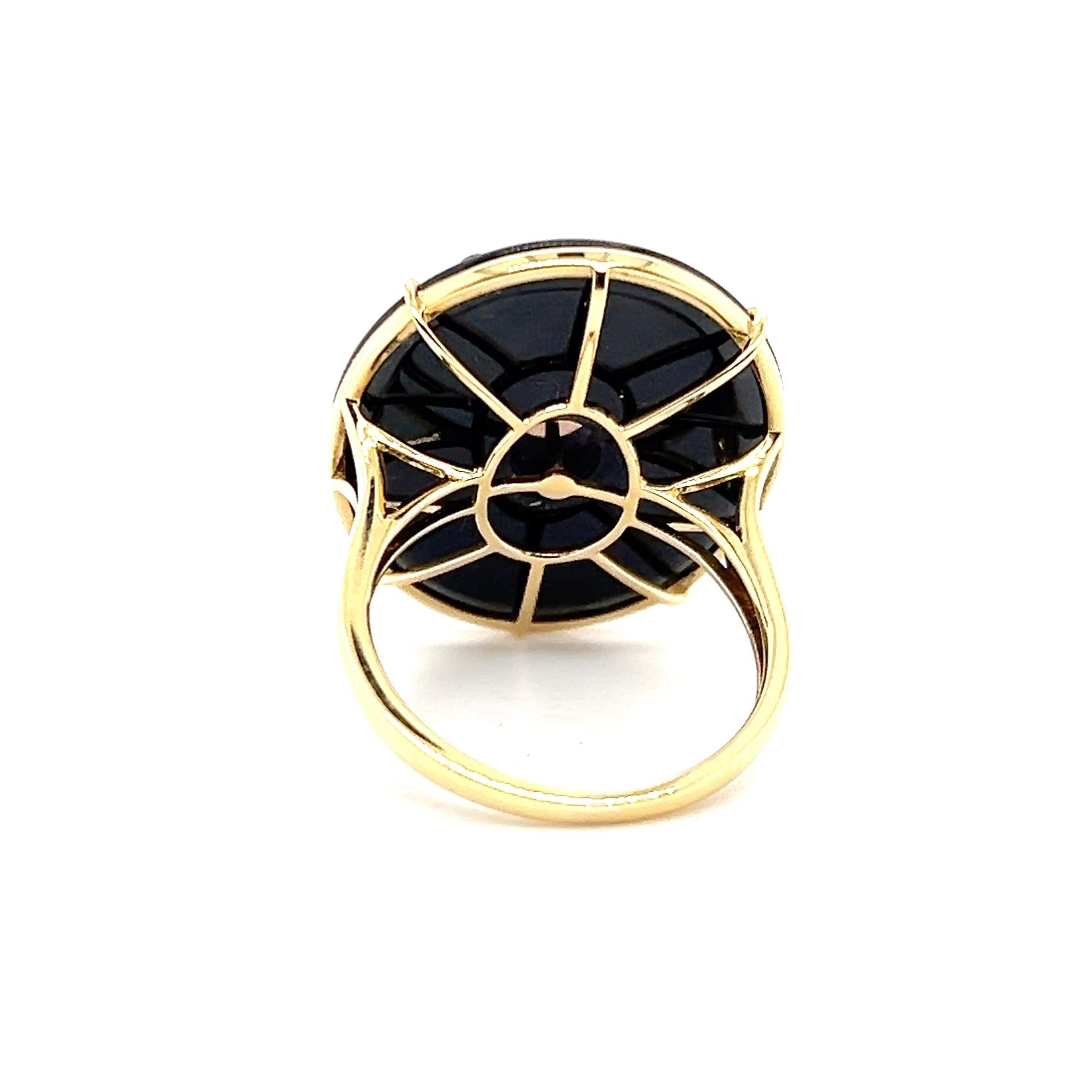 Art déco Bague cocktail en or jaune 18 carats, onyx sculpté, jadéite lavande et rubis en vente