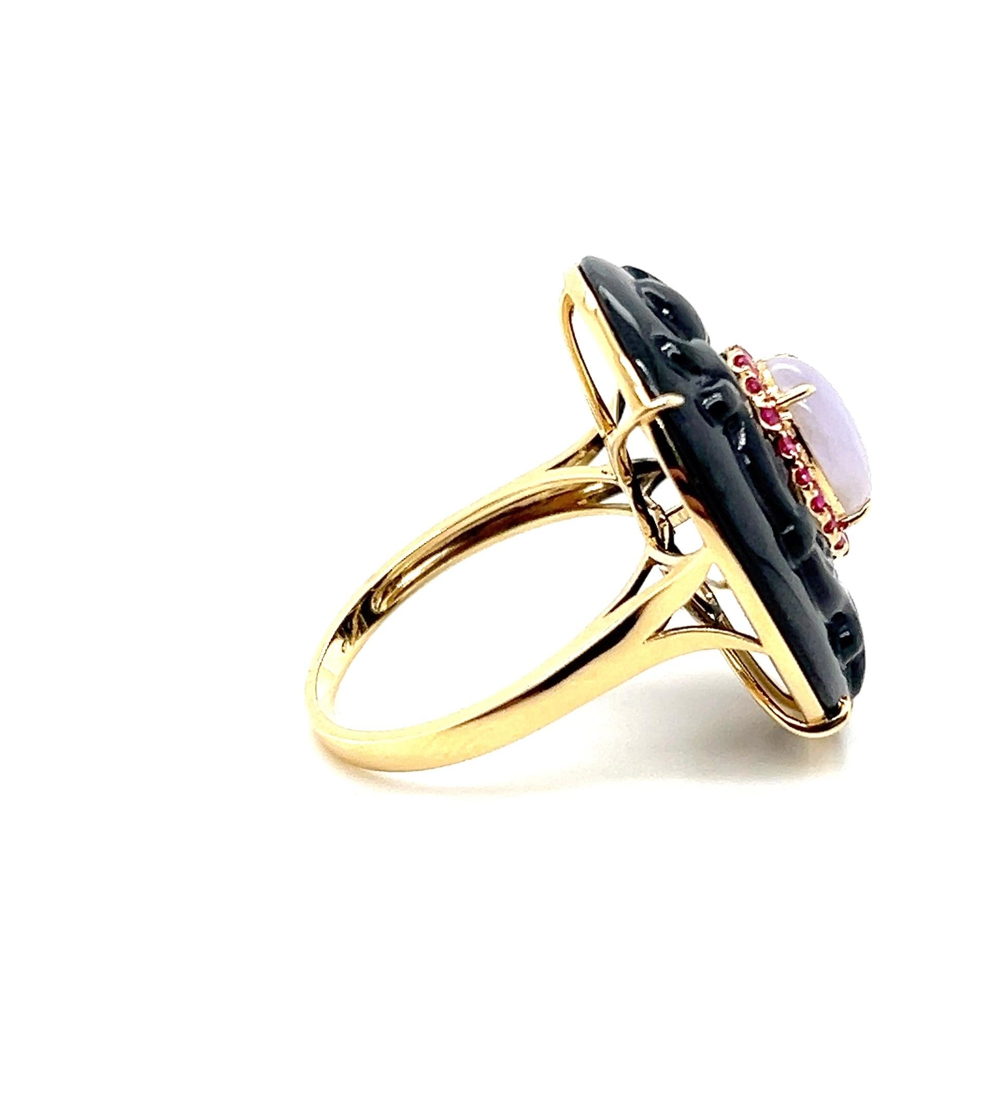 Taille ovale Bague cocktail en or jaune 18 carats, onyx sculpté, jadéite lavande et rubis en vente