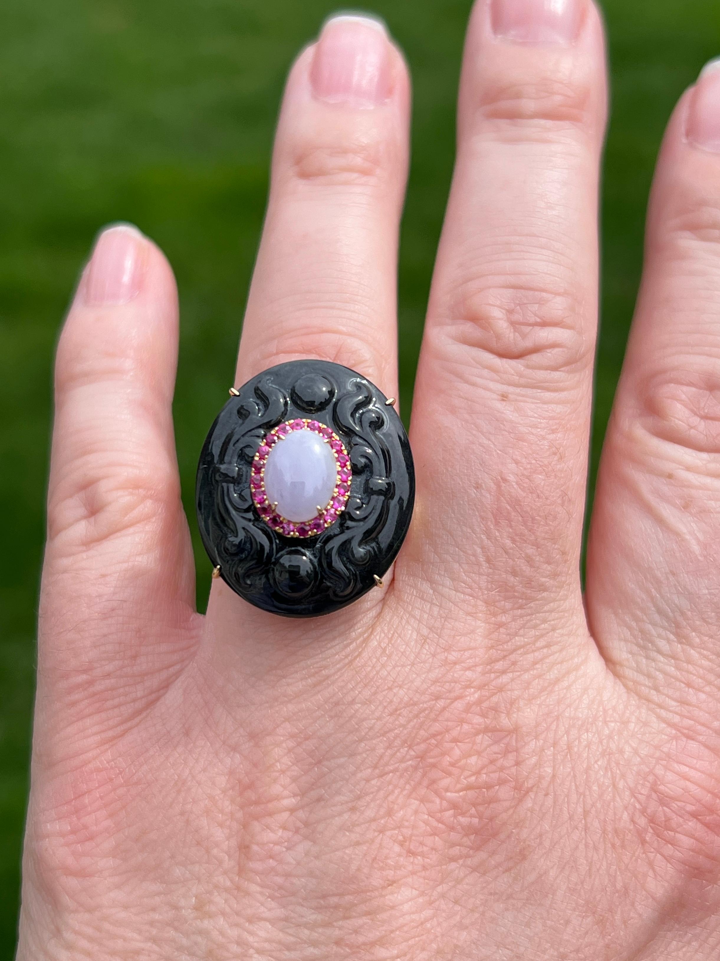 Bague cocktail en or jaune 18 carats, onyx sculpté, jadéite lavande et rubis Bon état - En vente à Towson, MD
