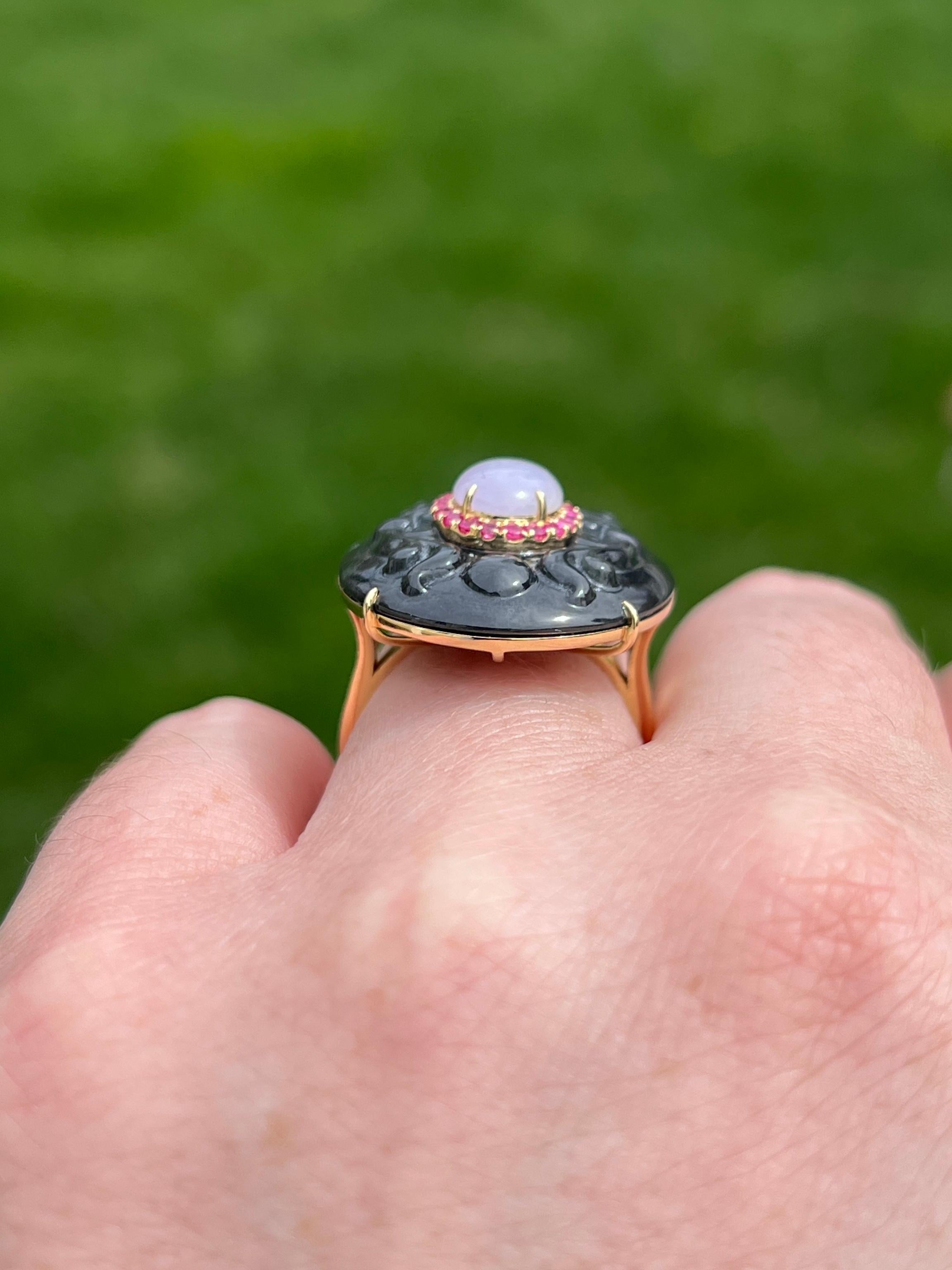 Bague cocktail en or jaune 18 carats, onyx sculpté, jadéite lavande et rubis Unisexe en vente