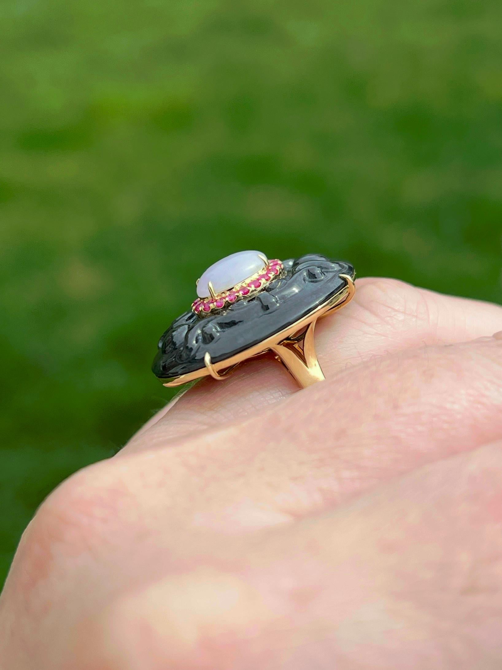 Bague cocktail en or jaune 18 carats, onyx sculpté, jadéite lavande et rubis en vente 1