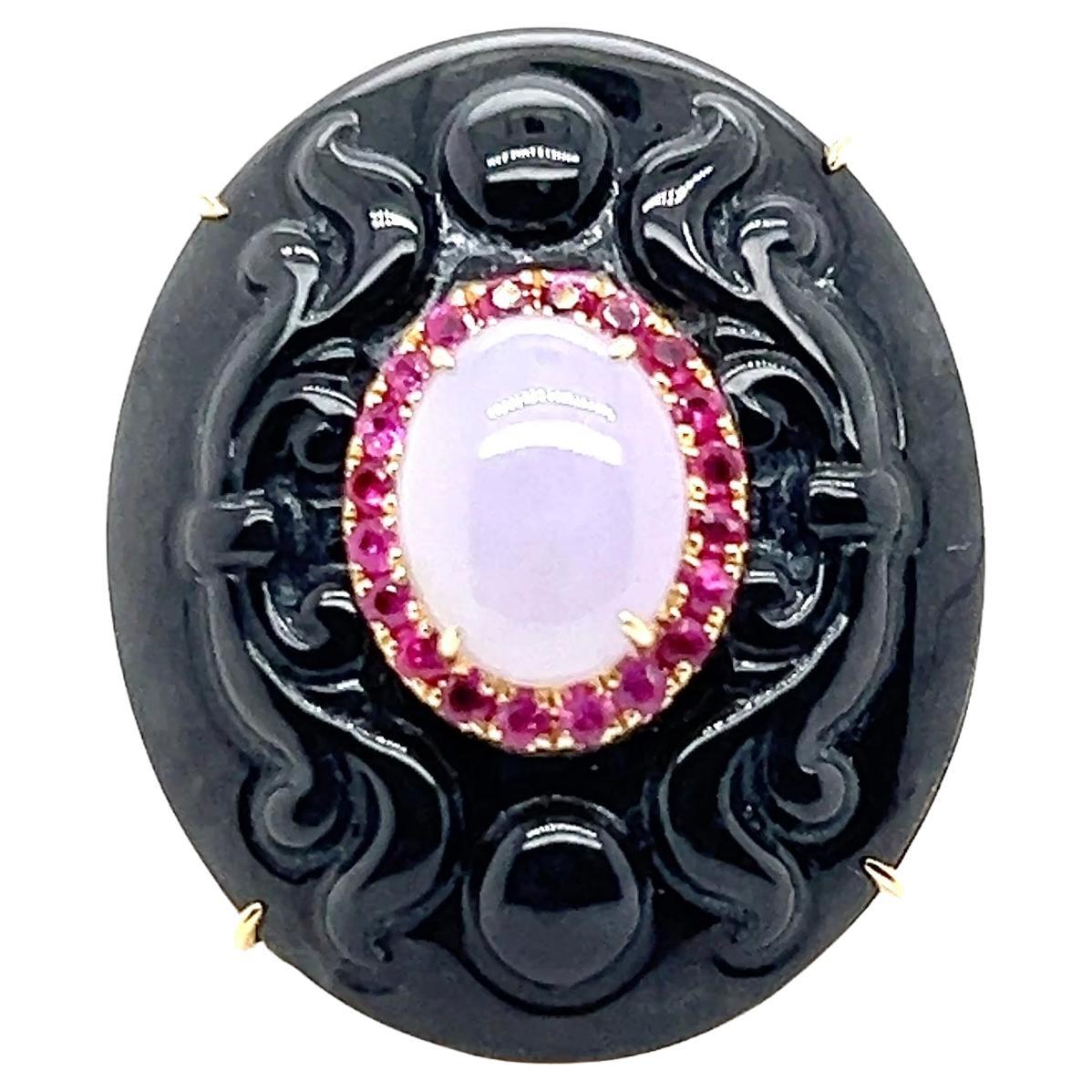 Bague cocktail en or jaune 18 carats, onyx sculpté, jadéite lavande et rubis en vente