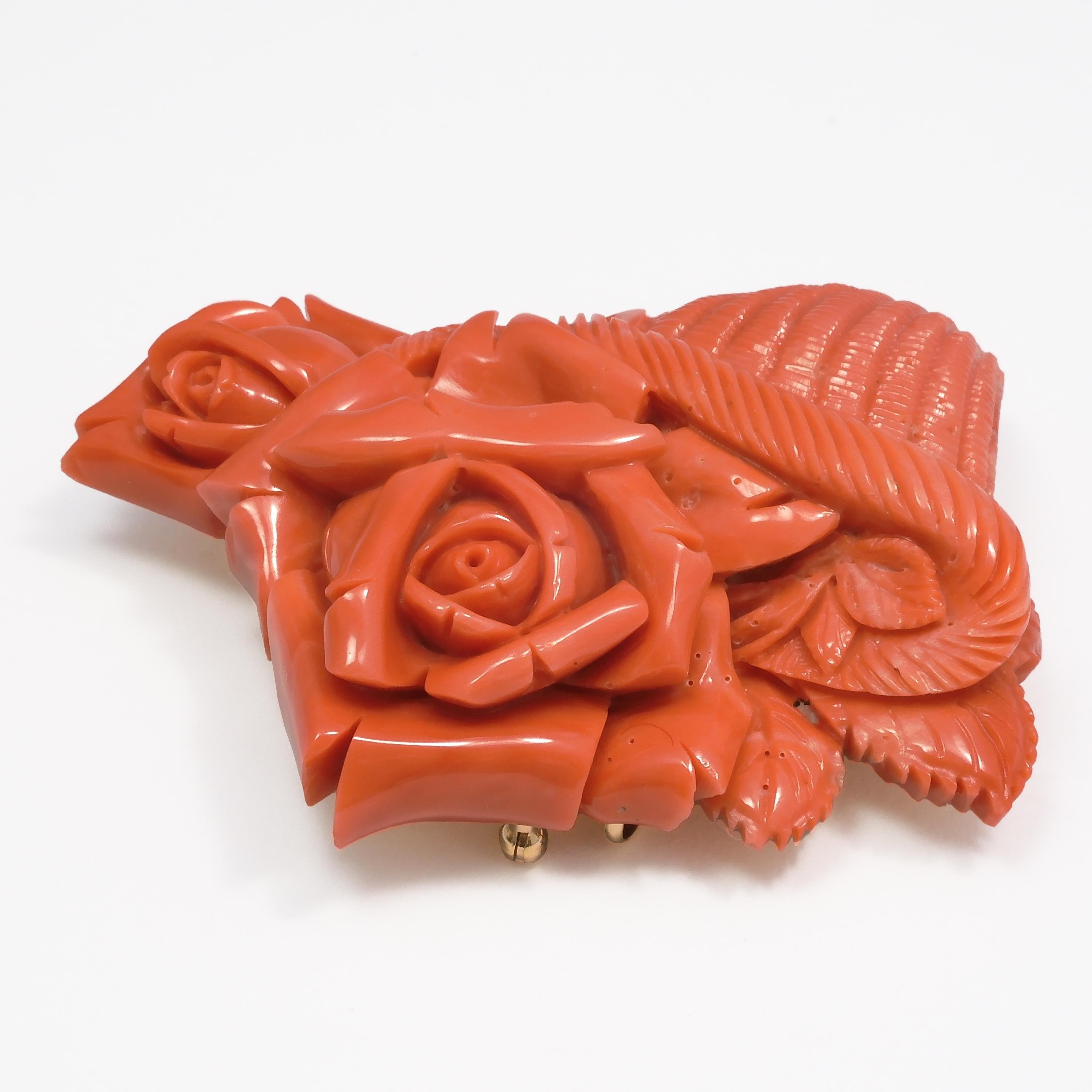 18 Karat Yellow Gold Carved Rose Basket Brooch Crafted with Momoiro Sango Coral In Excellent Condition For Sale In Tokyo, JP