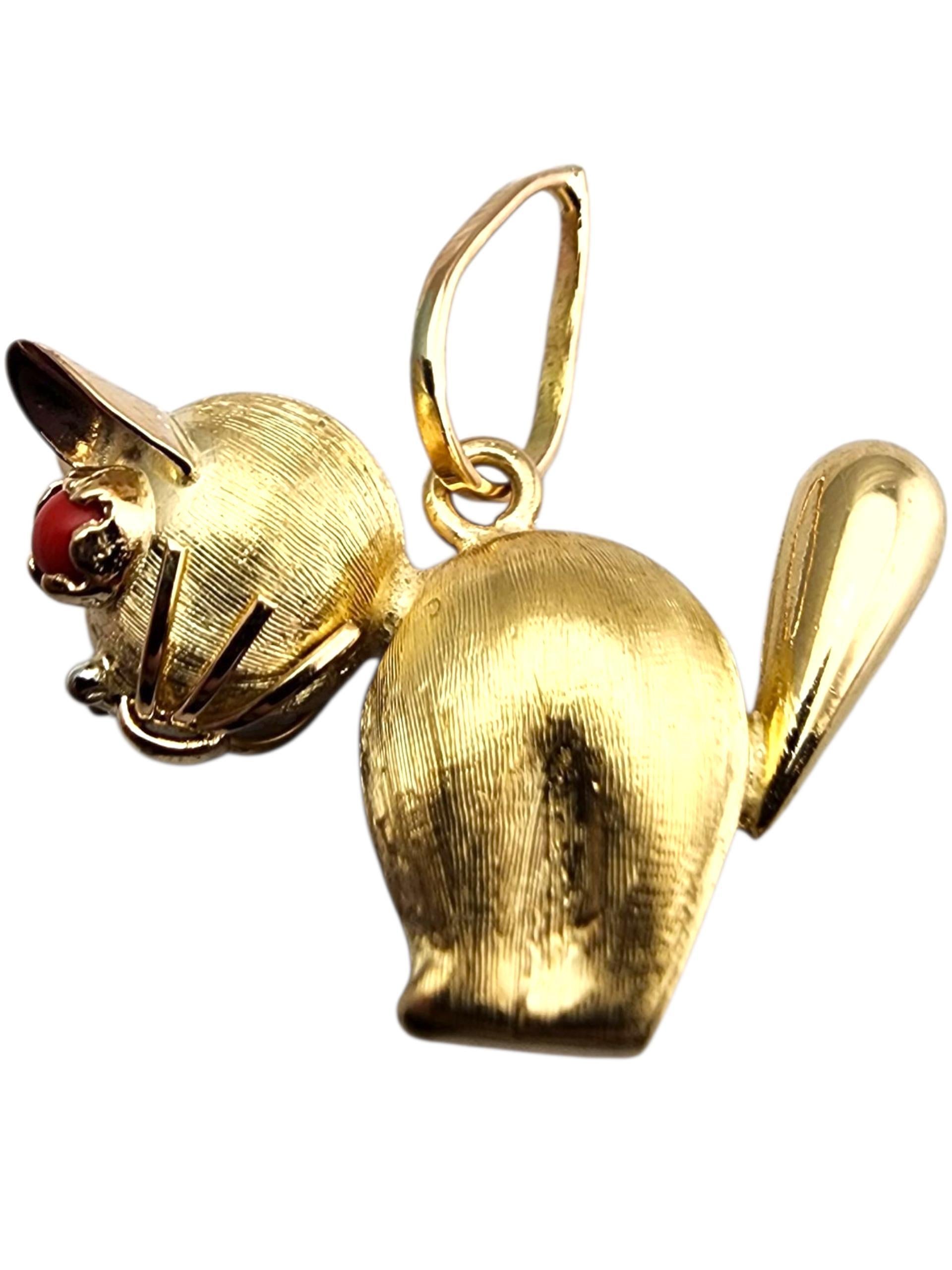 18 Karat Yellow Gold Cat with Red Cabochon Eyes Pendant #23913 In condizioni buone in vendita a Washington Depot, CT