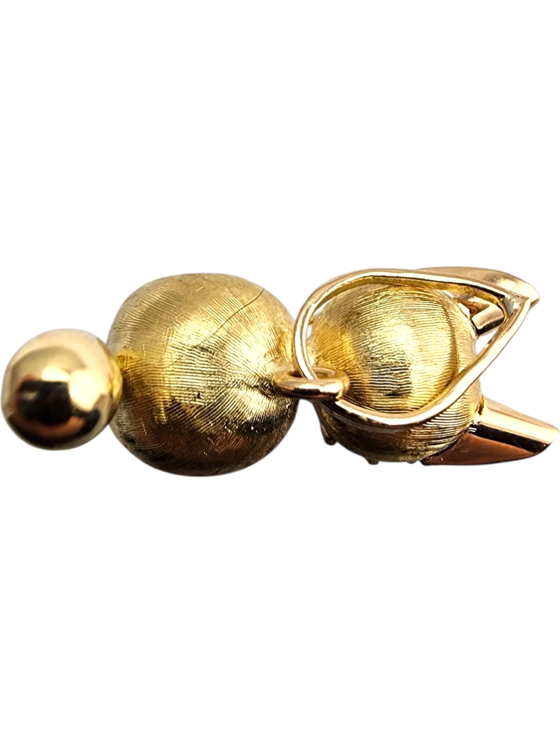 Donna 18 Karat Yellow Gold Cat with Red Cabochon Eyes Pendant #23913 in vendita