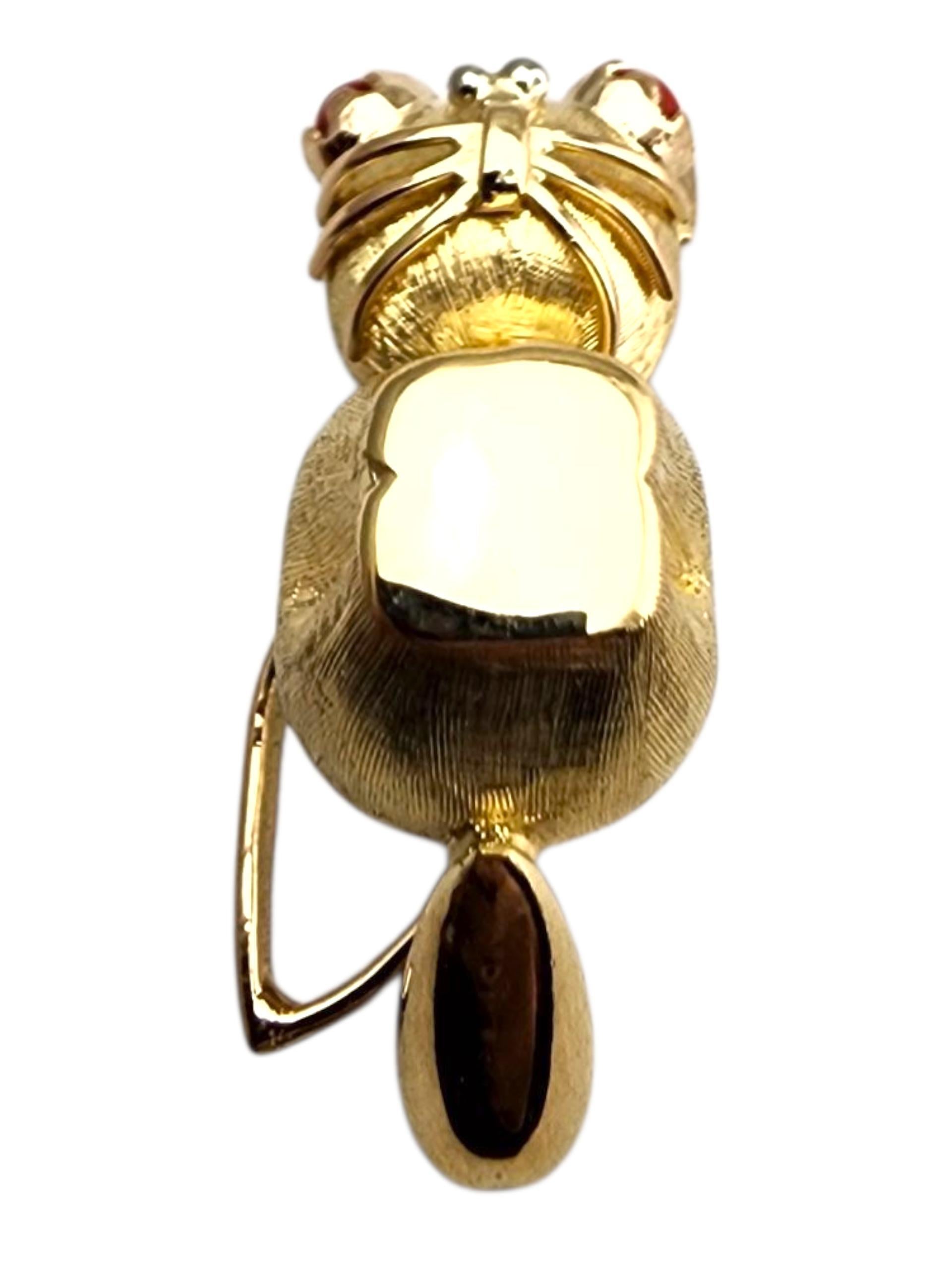 18 Karat Yellow Gold Cat with Red Cabochon Eyes Pendant #23913 in vendita 1