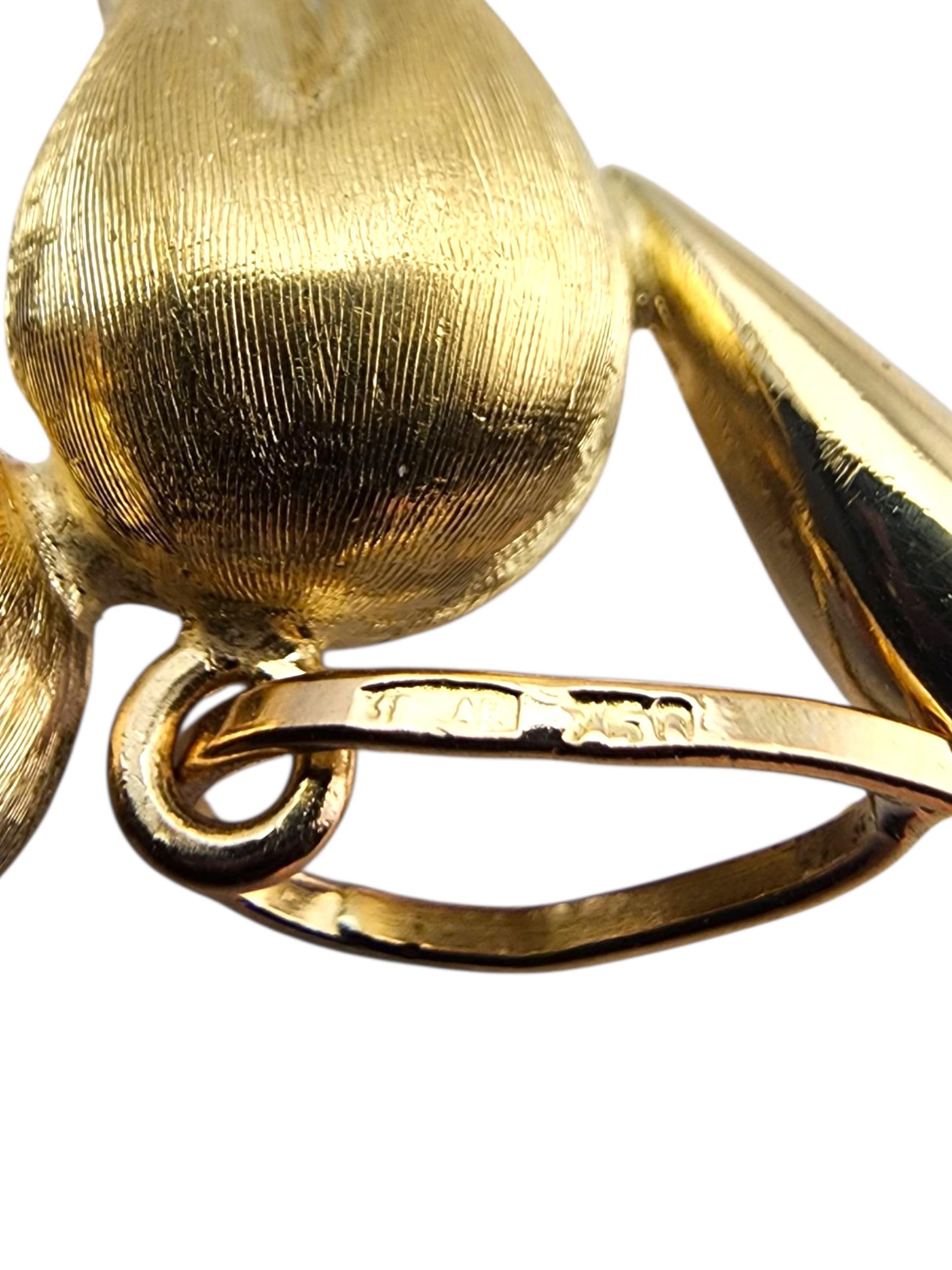 18 Karat Yellow Gold Cat with Red Cabochon Eyes Pendant #23913 in vendita 2