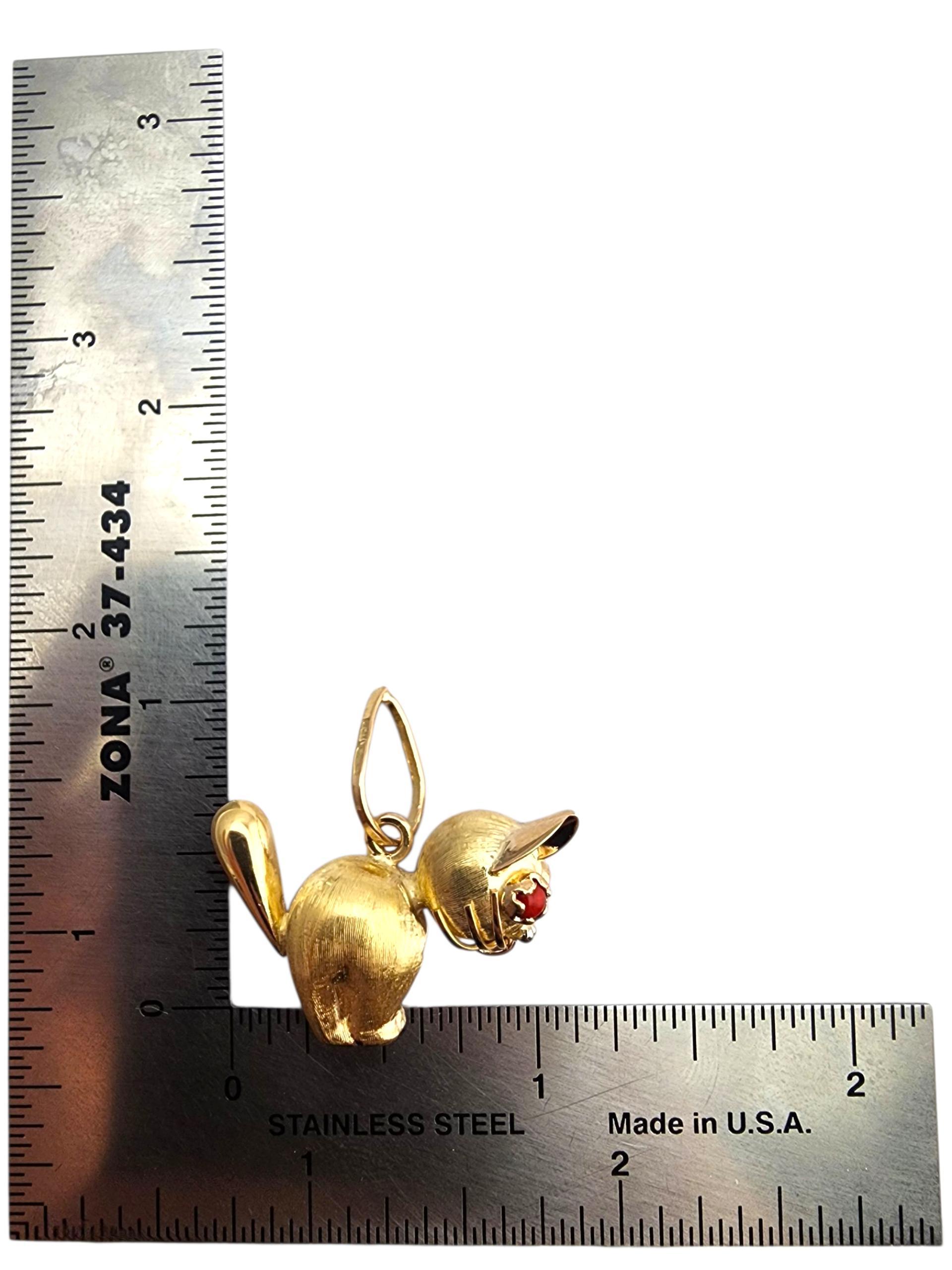 18 Karat Yellow Gold Cat with Red Cabochon Eyes Pendant #23913 in vendita 3