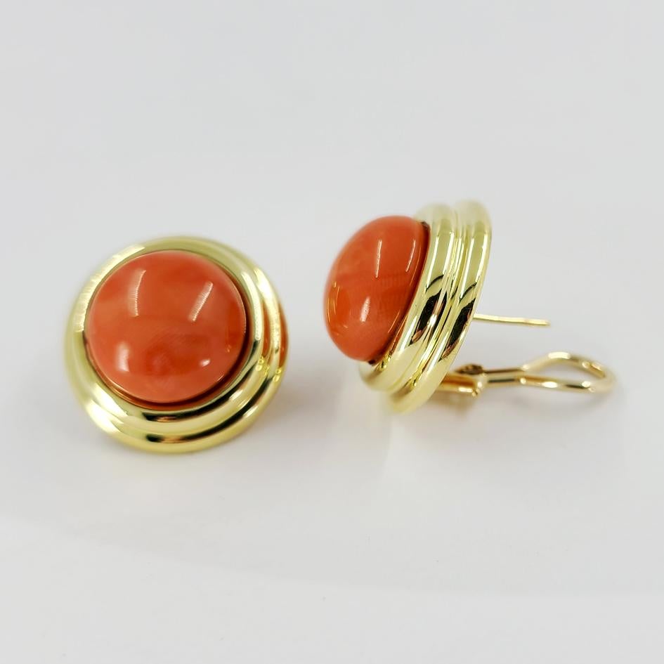 18 Karat Yellow Gold Cellino Coral Cabochon Stud Earrings In Good Condition For Sale In Coral Gables, FL