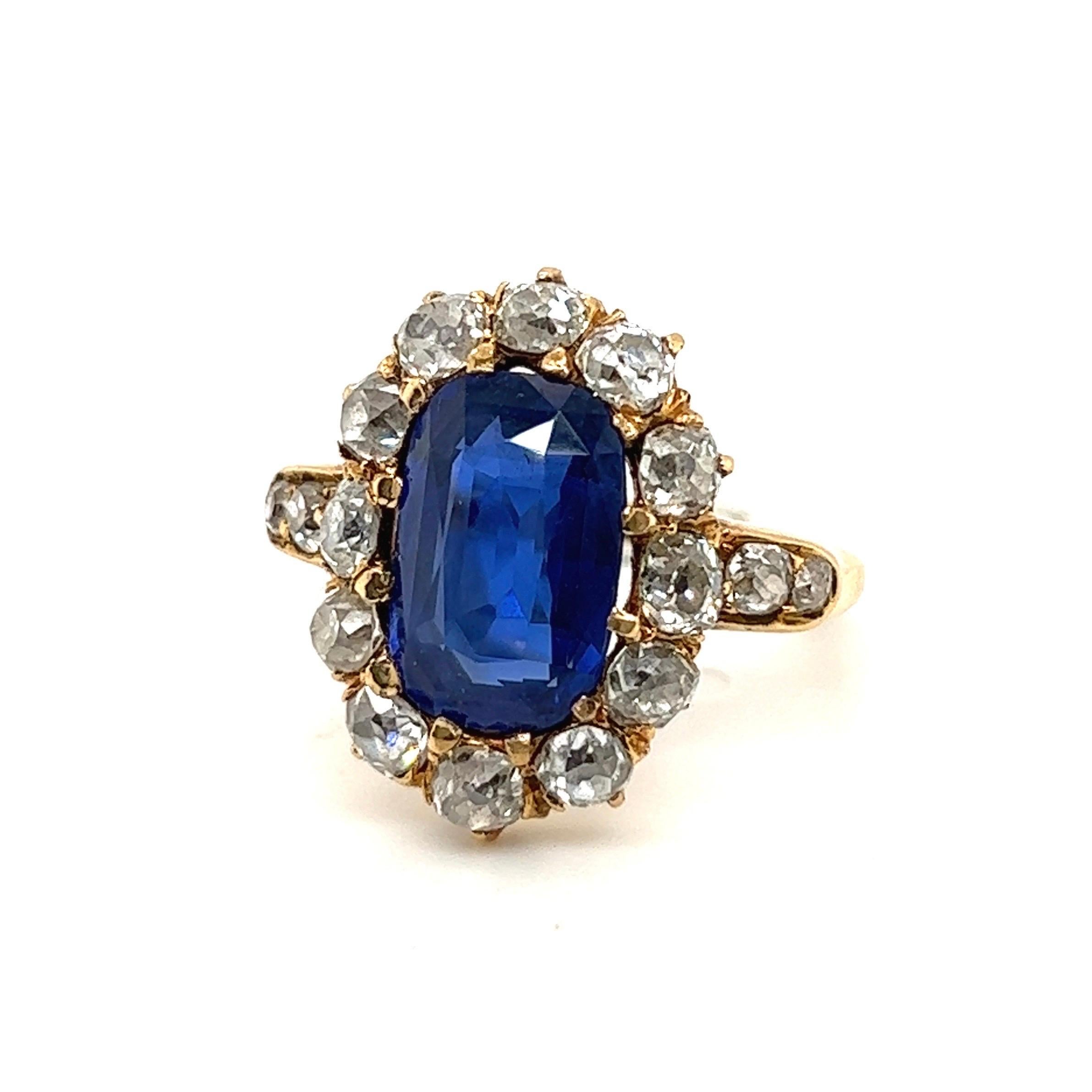 Adorable 18 karat yellow gold Ceylon sapphire and diamond ring from the second half of the 19th Century.

Crafted in 18 karat yellow gold and set with an oval, unheated Ceylon sapphire of 4.28 carats surrounded by 16 old-cut diamonds totalling circa