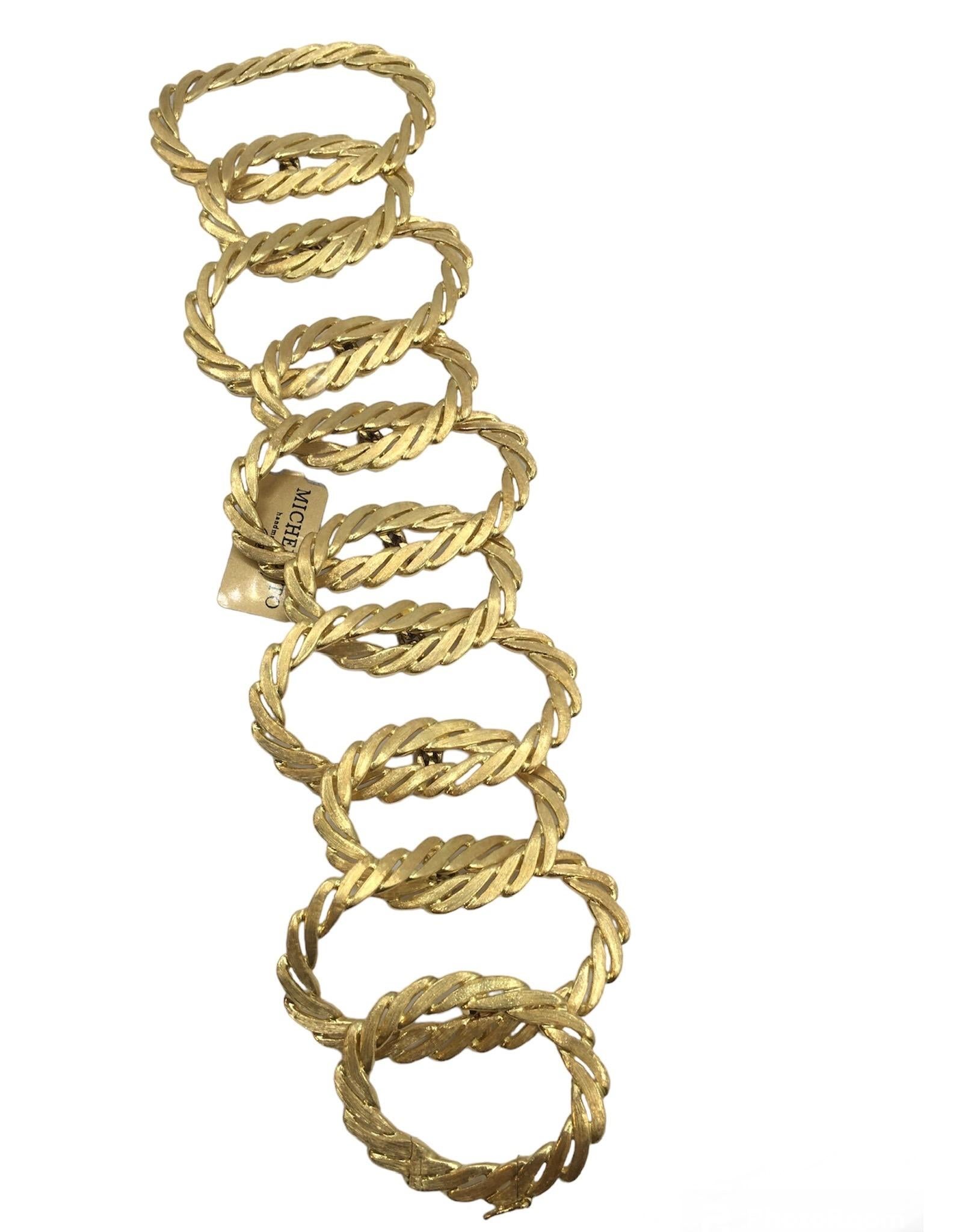 The two size twisted ovals create a very nice design for the bracelet of the Optical collection 
the brushed finishing makes it very refined
Total weight of yellow gold 18 kt gr 78.70
Stamp 750

