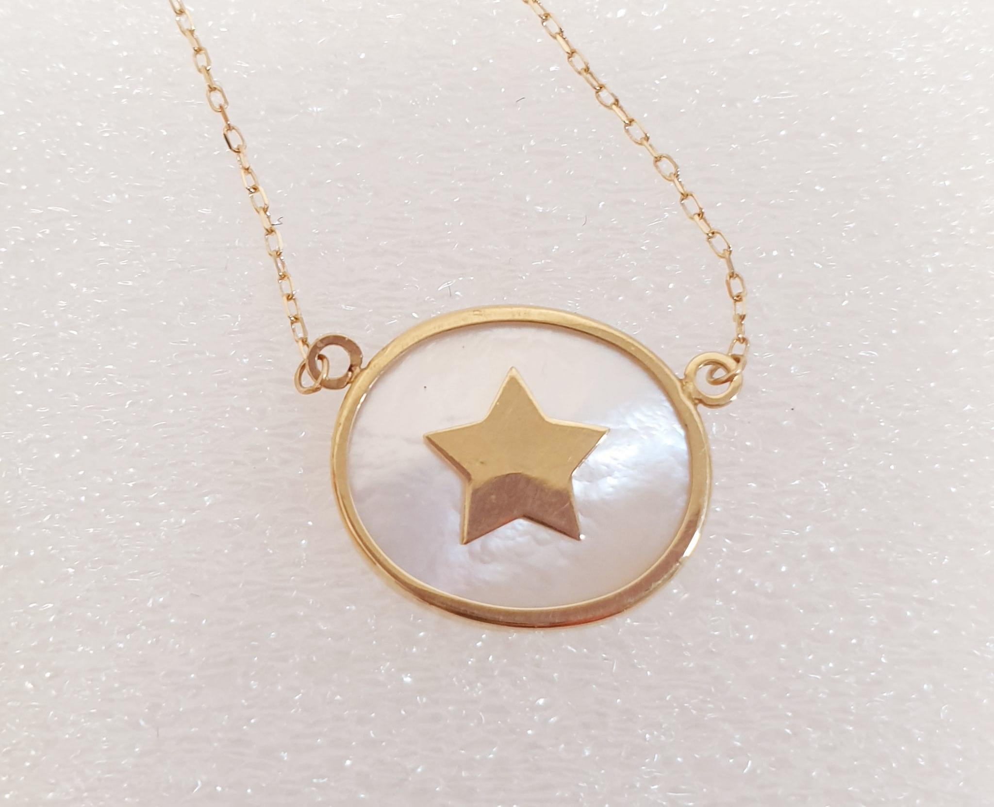 Oval Cut 18 Karat Yellow Gold Chain with Star and White Nacre Pendant For Sale