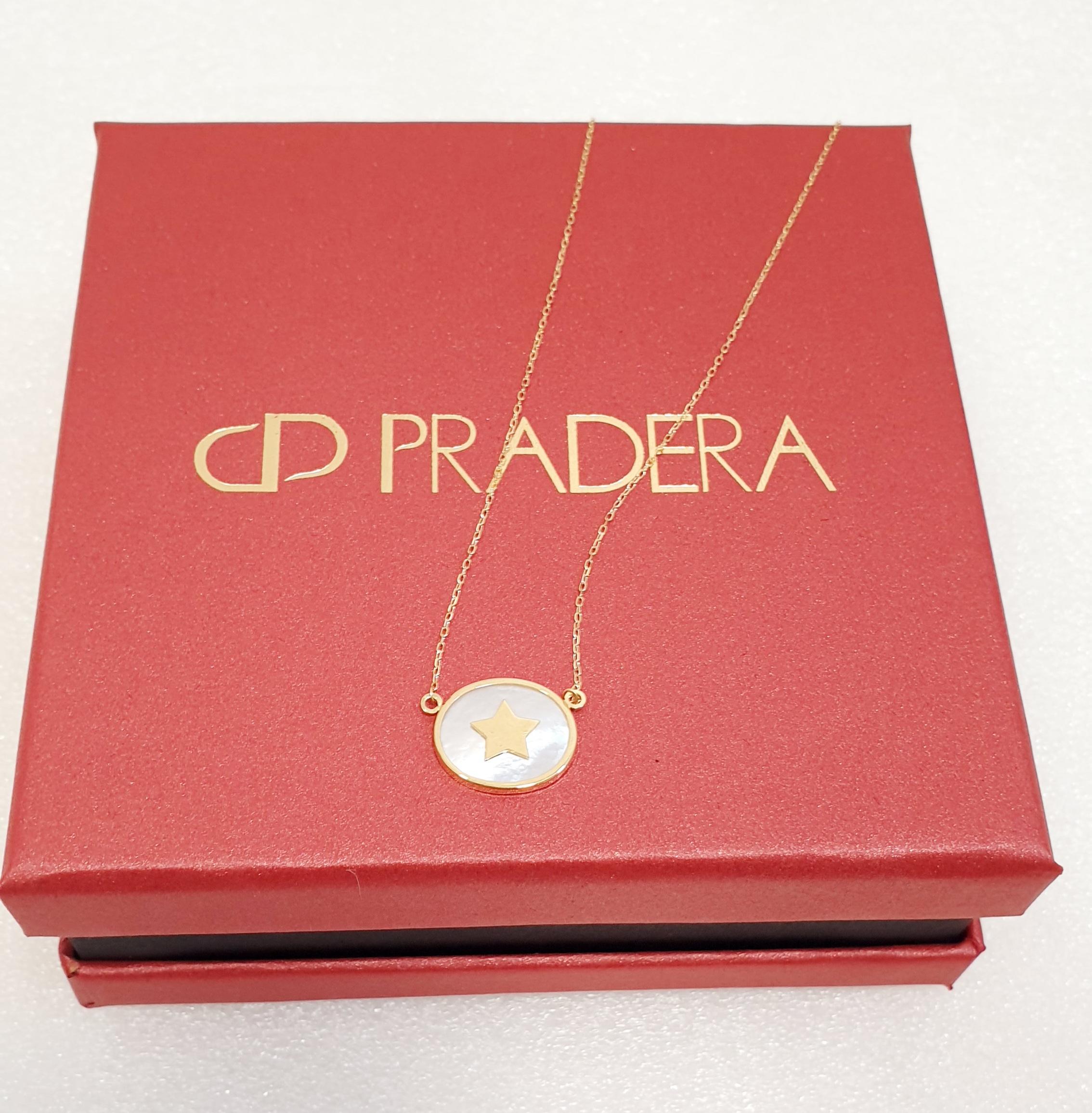 Women's 18 Karat Yellow Gold Chain with Star and White Nacre Pendant For Sale