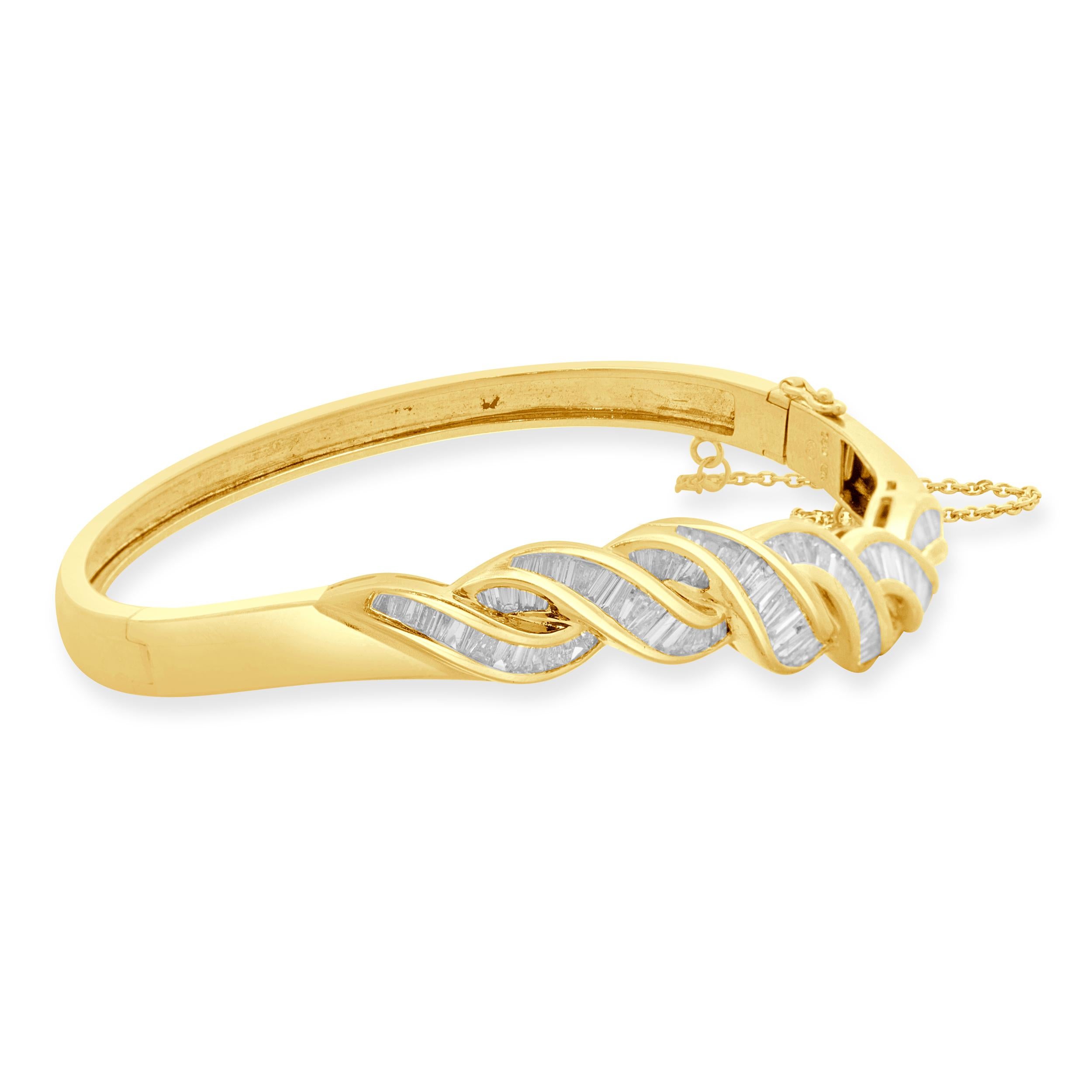 Designer : design personnalisé
Matériau : Or jaune 18K
Diamant : 102 taille baguette = 6,00cttw
Couleur : G
Clarté : SI1
Dimensions : le bracelet convient à un poignet de 6.75 pouces maximum.
Poids : 24,39 grammes
