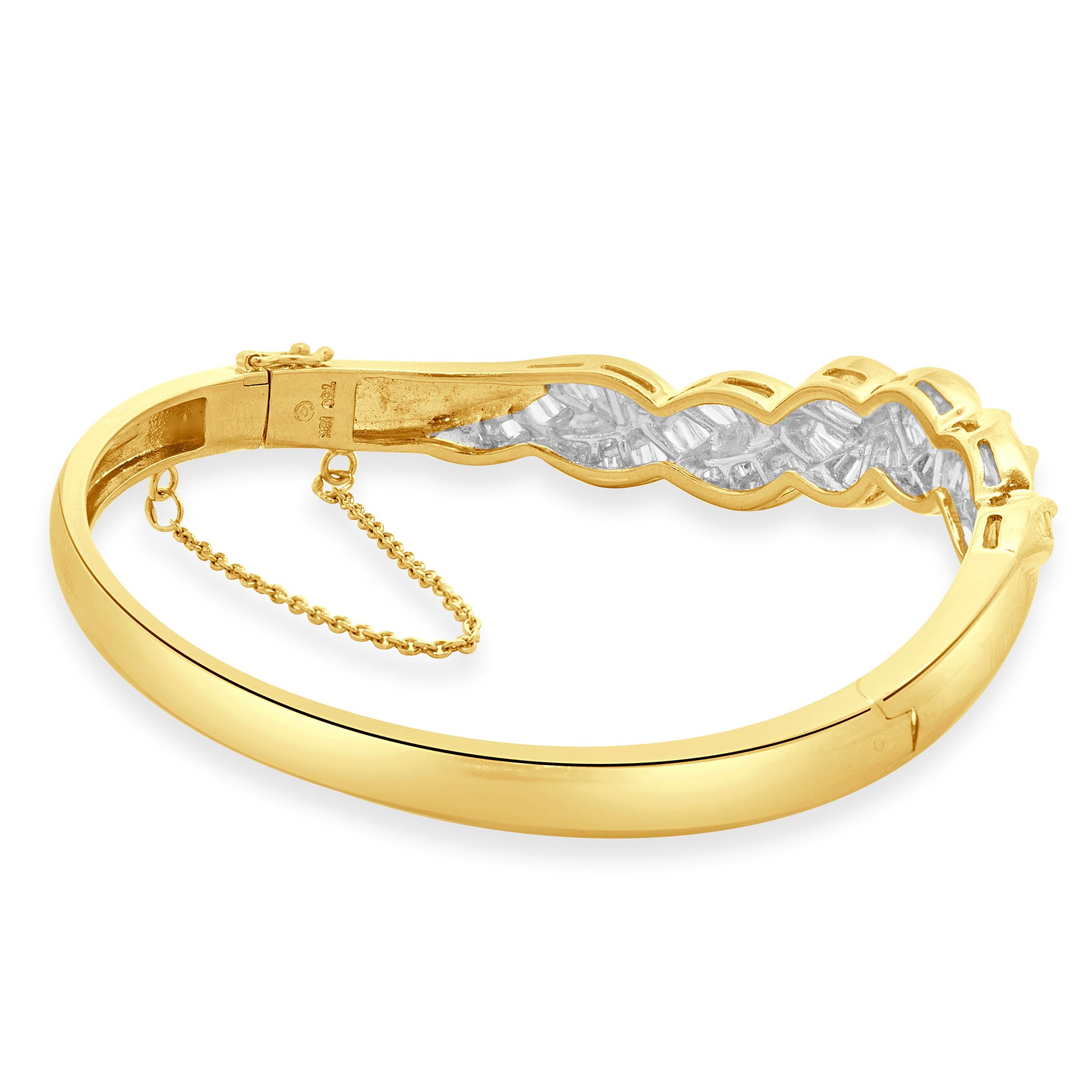 Taille baguette Bracelet jonc tressé en or jaune 18 carats serti de diamants taille baguette en vente