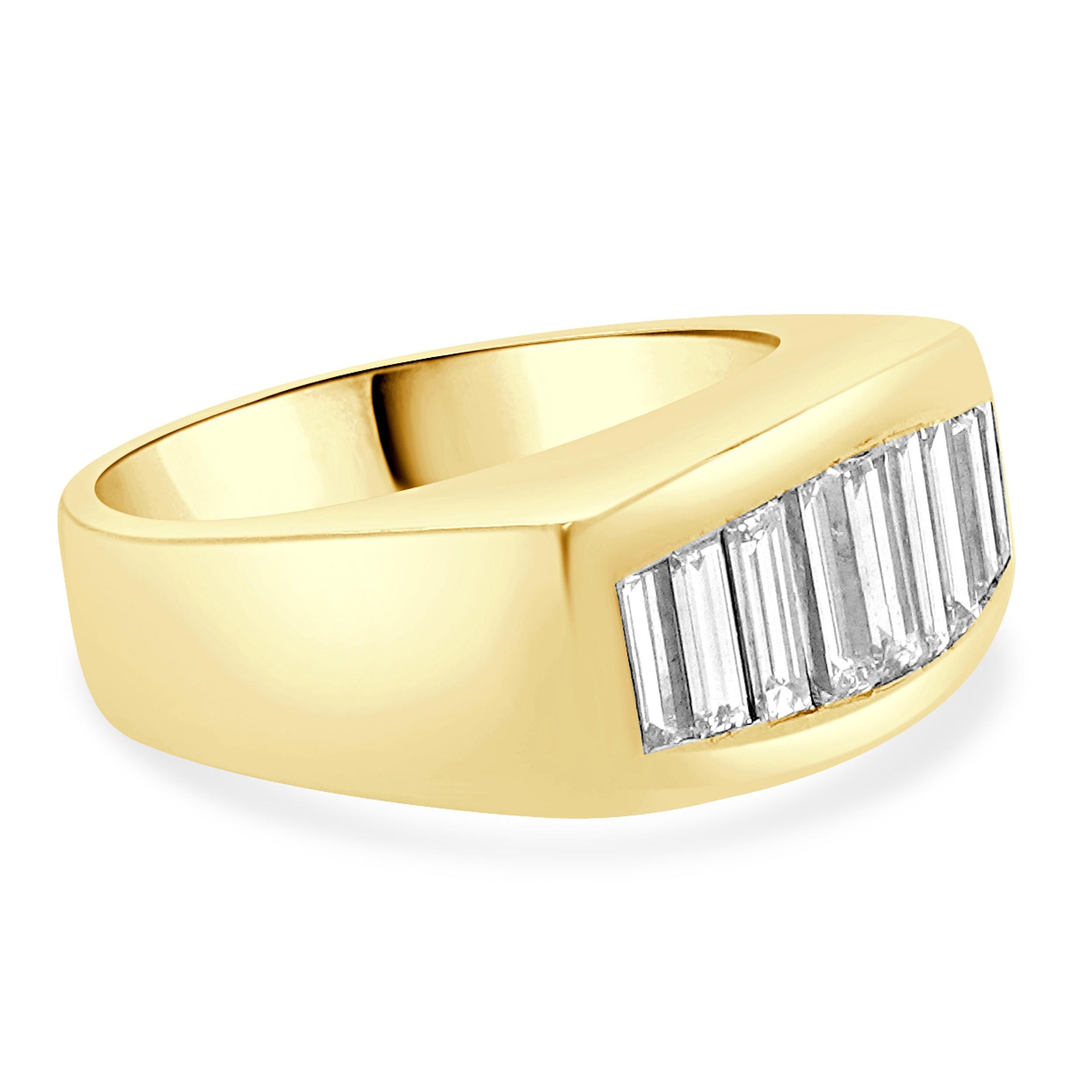 Taglio baguette Anello in oro giallo 18 carati con diamante Baguette incastonato a canale in vendita