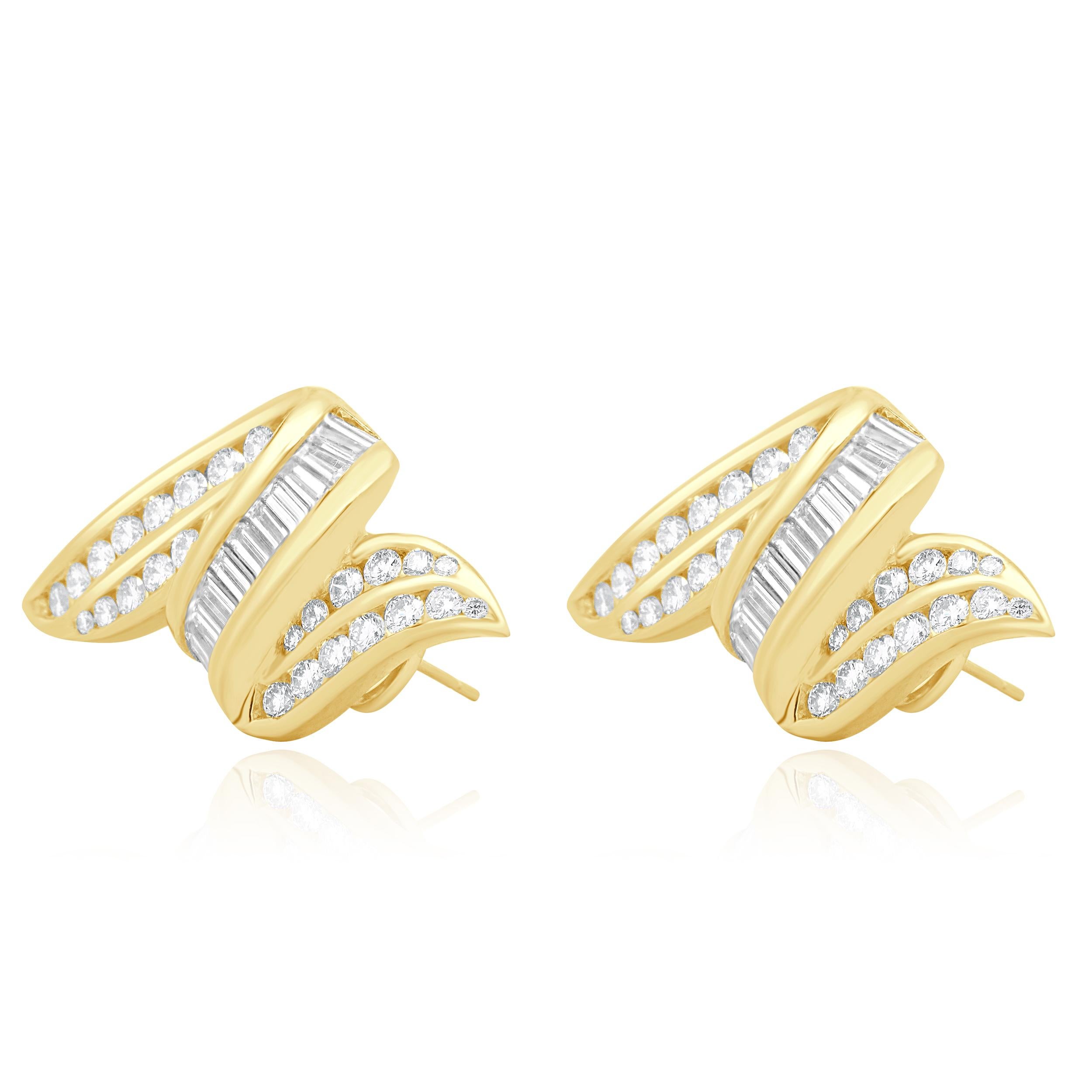 Matériau : Or jaune 18K
Diamants : ronds et baguettes = 4,90cttw
Couleur : G
Clarté : VS1
Dimensions : les boucles d'oreilles mesurent environ 35 x 18,5 mm.
Fermetures : post & omega
Poids : 20,46 grammes