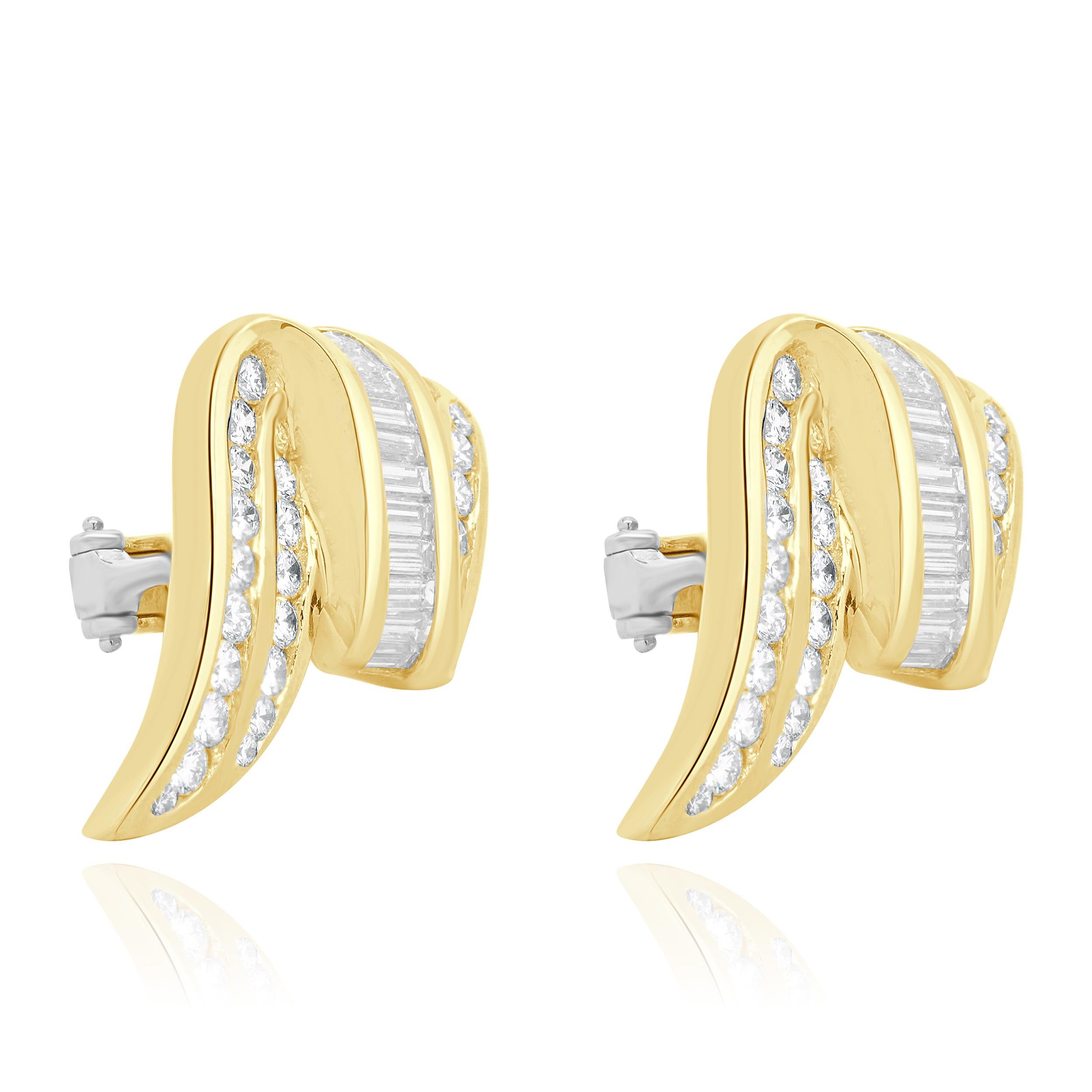 Taille baguette Boucles d'oreilles pendantes en or jaune 18 carats avec rubans de diamants en serti Channel en vente