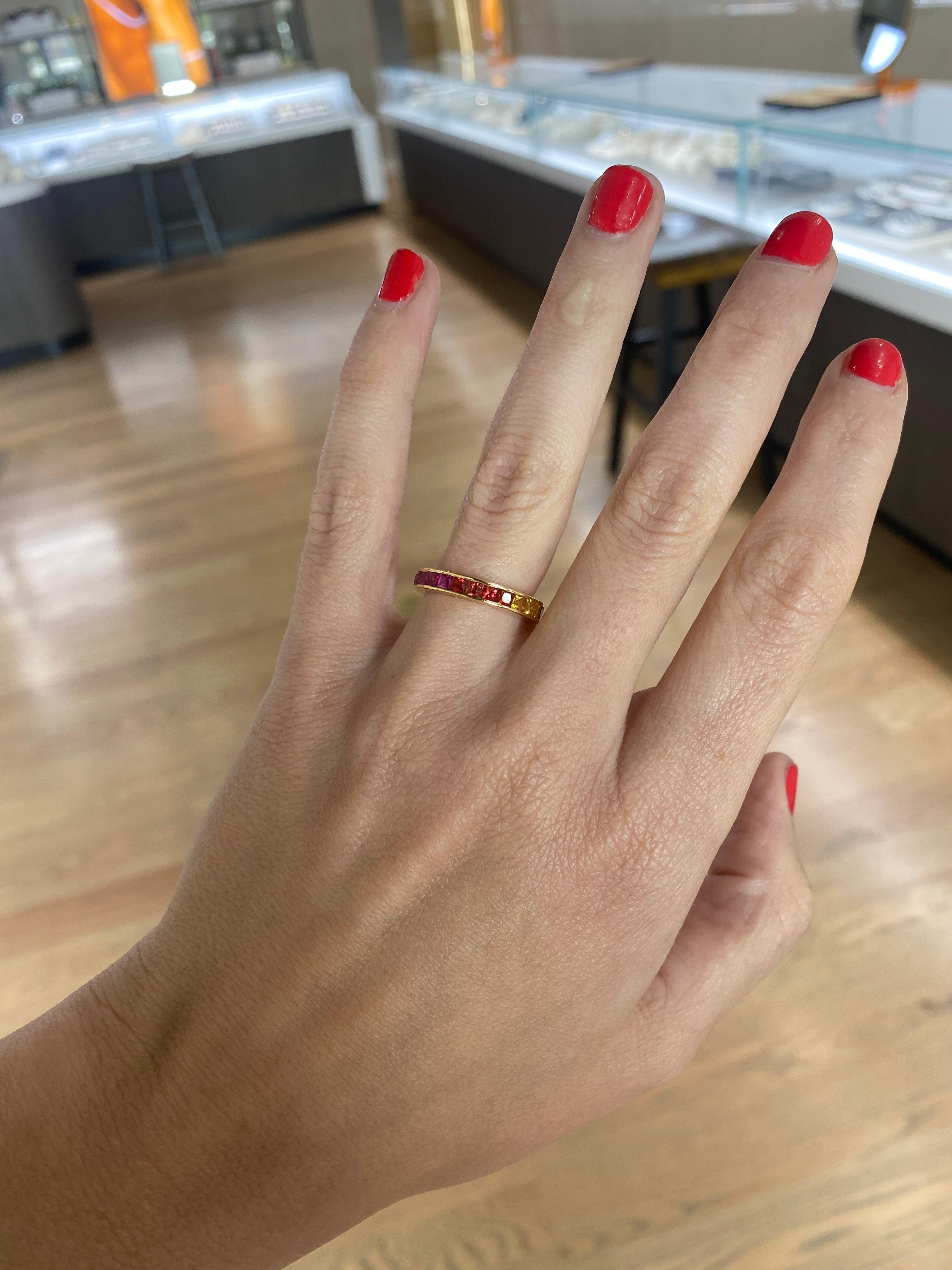 Eternity-Ring aus 18 Karat Gelbgold mit kanalisiertem Regenbogen-Saphir im Prinzessinnenschliff im Angebot 6