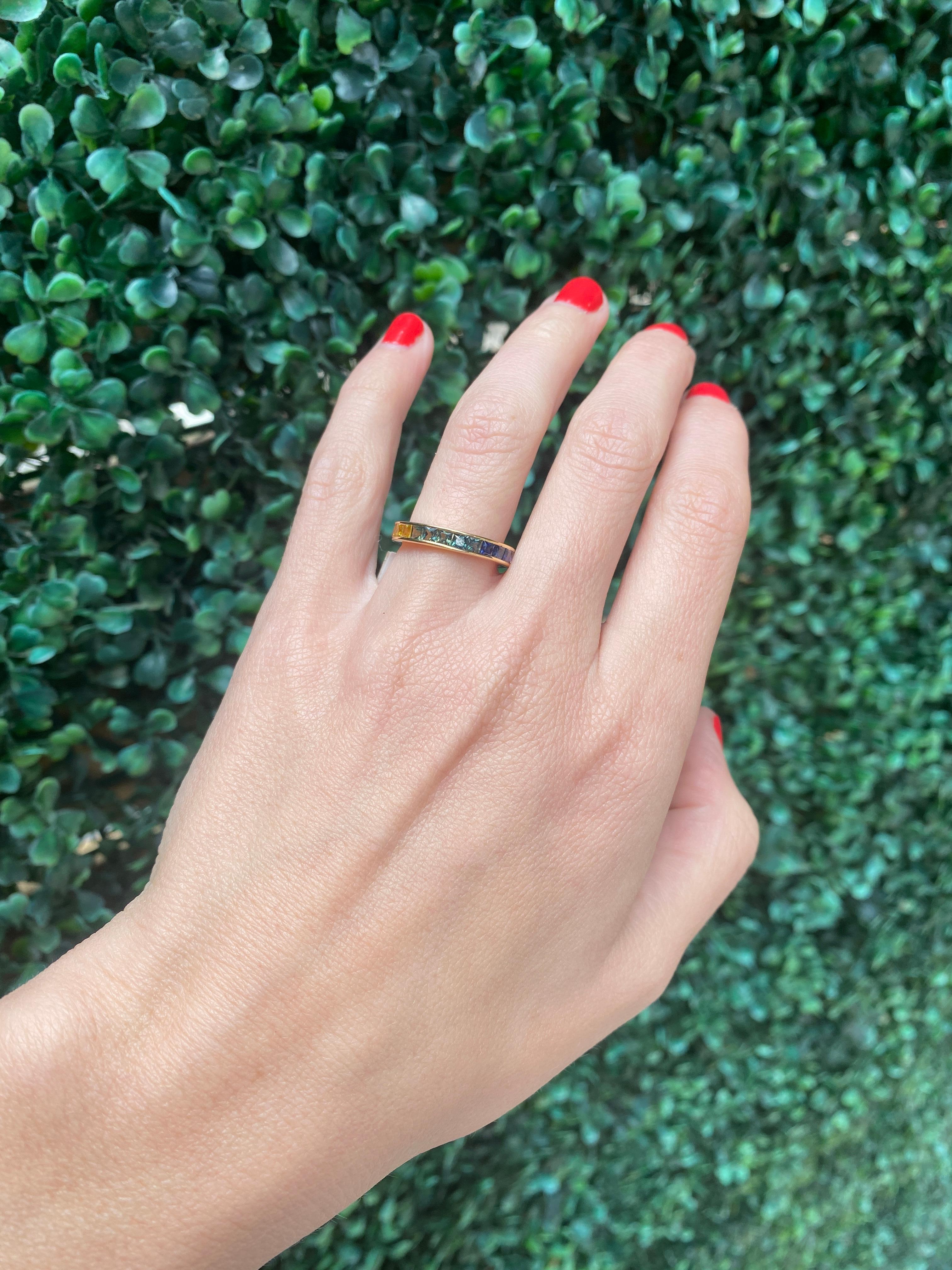 Eternity-Ring aus 18 Karat Gelbgold mit kanalisiertem Regenbogen-Saphir im Prinzessinnenschliff im Zustand „Neu“ im Angebot in Houston, TX