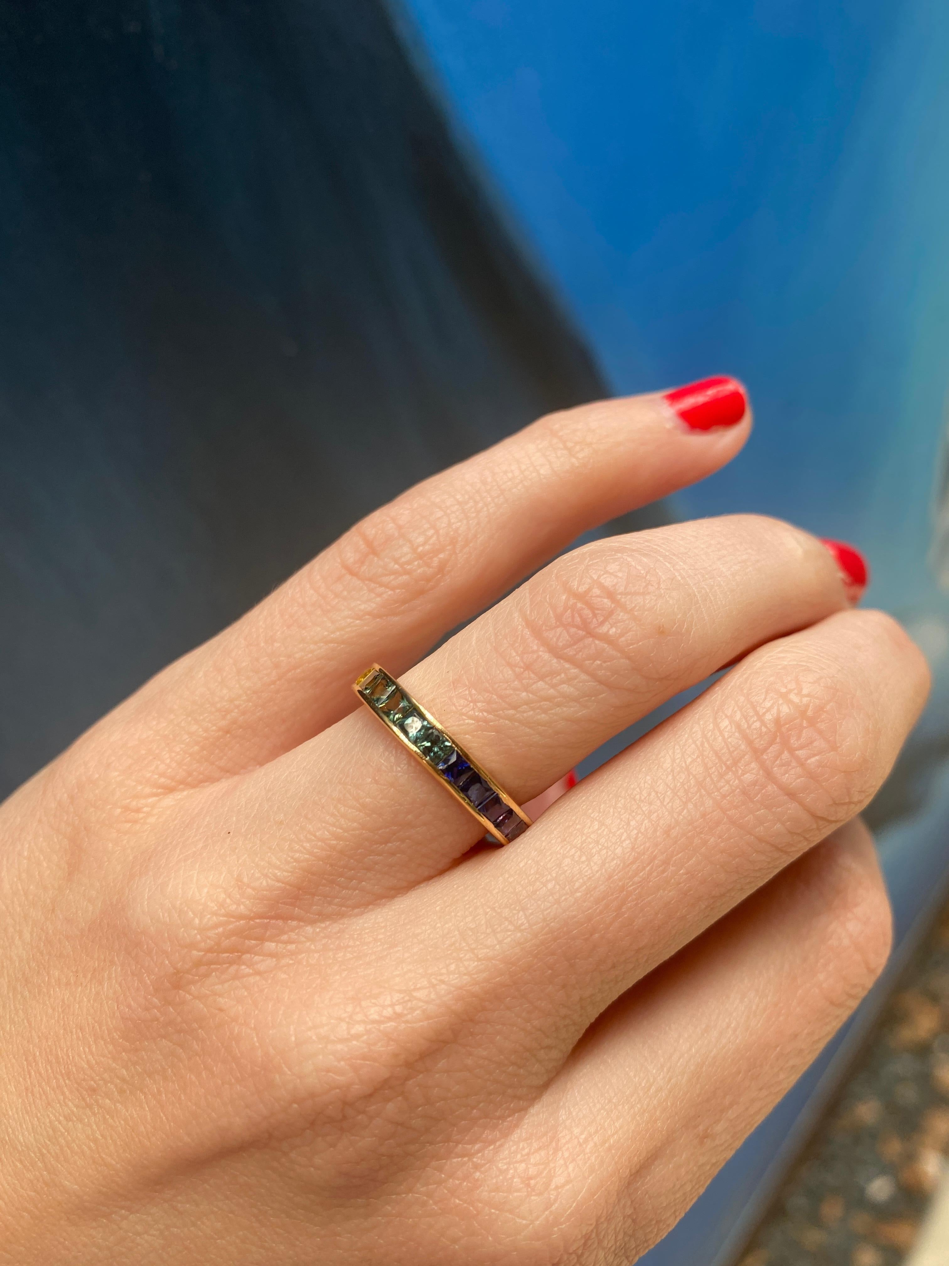 Eternity-Ring aus 18 Karat Gelbgold mit kanalisiertem Regenbogen-Saphir im Prinzessinnenschliff für Damen oder Herren im Angebot