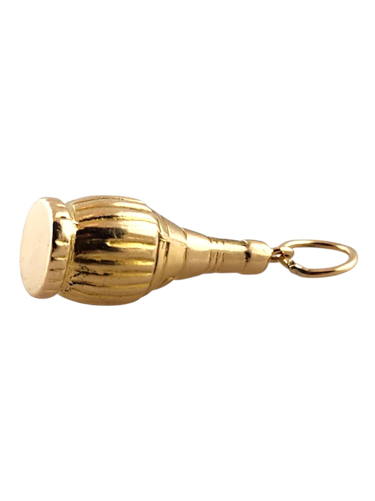 18 Karat Yellow Gold Chianti Bottle Charm

This beautiful Chianti bottle charm was crafted from 18K yellow gold with beautiful detailing!

Size: 23.6mm X 9.7mm X 9.7mm

Weight: 1.84 g/ 1.18 dwt

Tested 18K

Very good condition, professionally