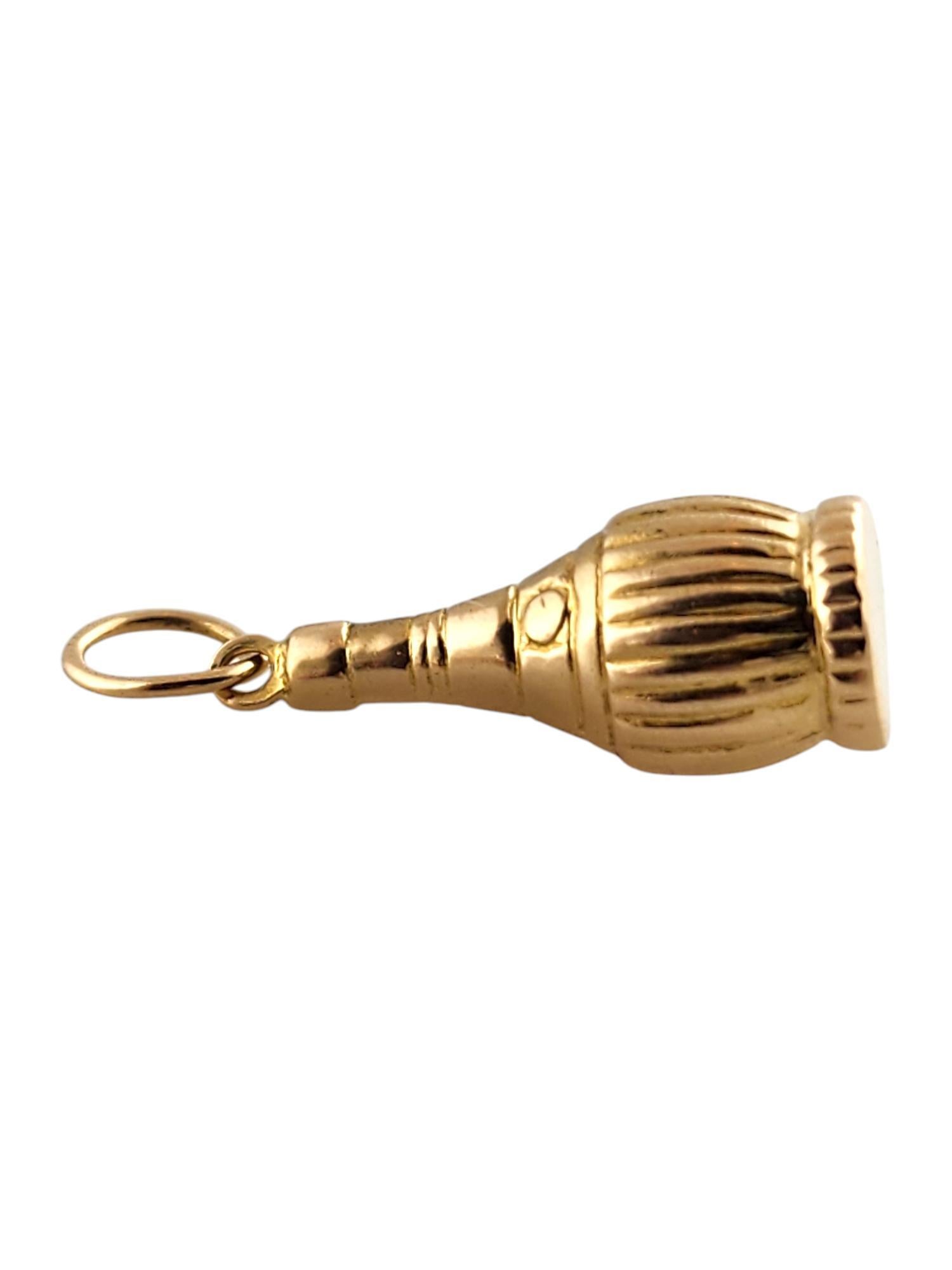 18 Karat Yellow Gold Chianti Bottle Charm #19403 In Good Condition In Washington Depot, CT