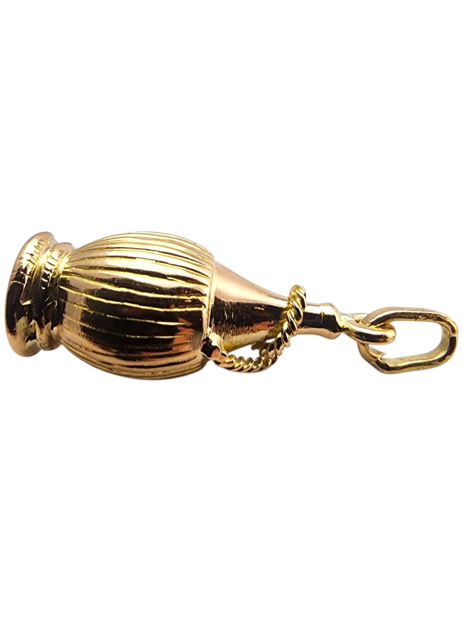 Charm per bottiglia di Chianti in oro giallo 18 carati.

Questo charm per bottiglia di Chianti in oro giallo 18 carati presenta un design finemente dettagliato con una finitura liscia e lucida che riflette magnificamente la luce. La sua elegante