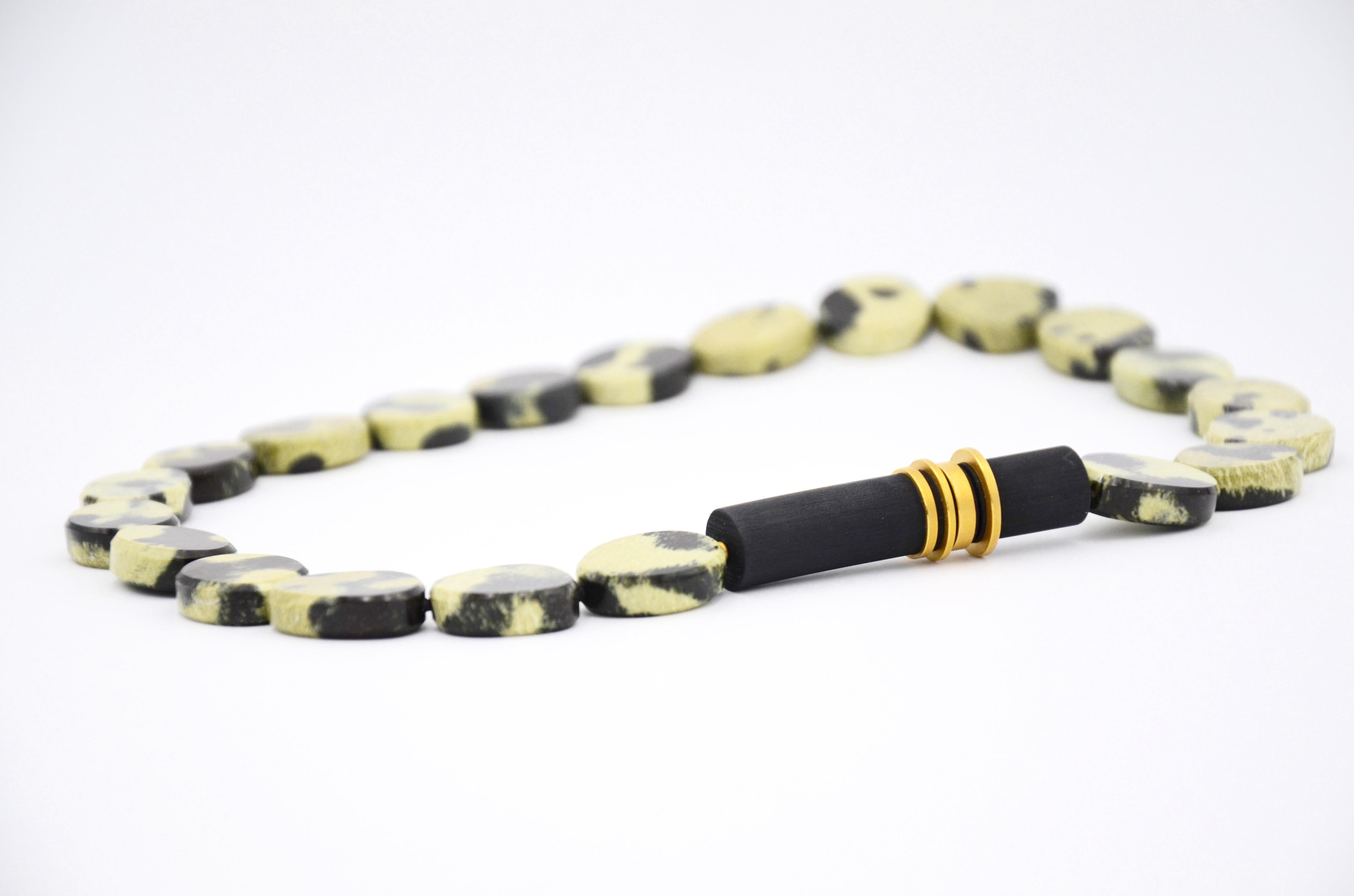 18 Karat Yellow Gold Chita Jade Caoutchouc Green Beaded Necklace For