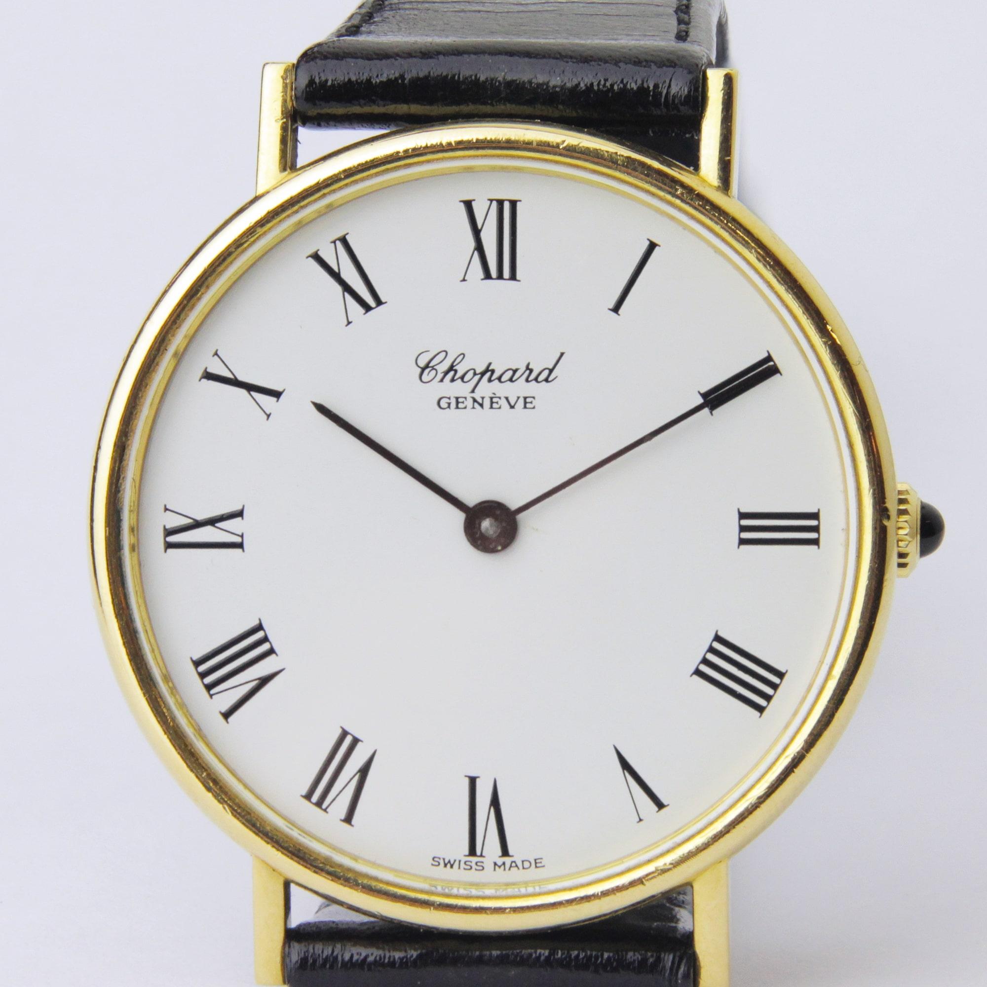 A fine dress watch in 18 karat gold by Swiss horologist, Chopard. This timepiece features a manual wind mechanical movement which is in working order and keeping time. The case of this piece is extremely slimline and sits flush against the wrist.