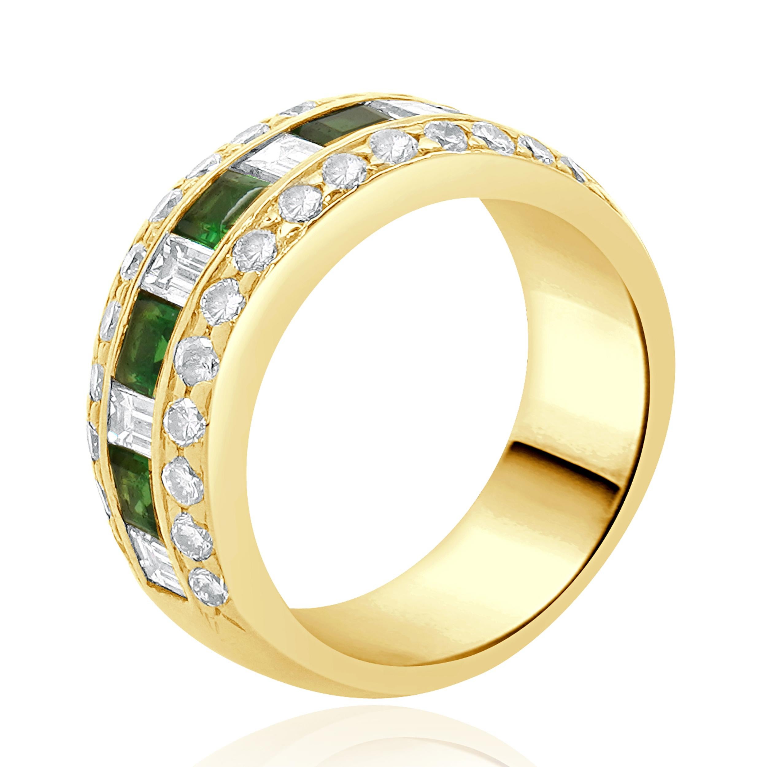 Design/One : JB Stak
Matériau : Or jaune 18K
Diamant : 34 tailles rondes et baguettes = 1,60cttw
Couleur : G /H 
Clarté : VS1
Tourmaline chromée : 1,50cttw
Taille de la bague : 7.5 (veuillez prévoir deux jours d'expédition supplémentaires pour les