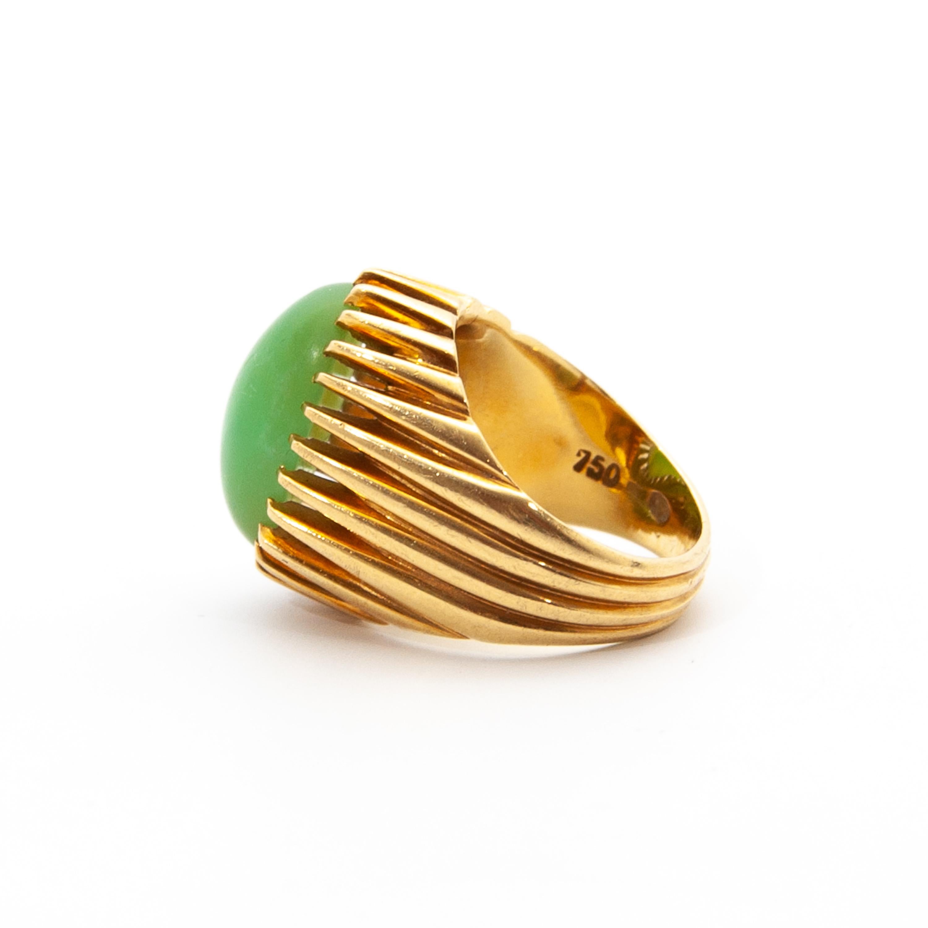 Cabochon Vintage Chrysoprase and 18 Karat Yellow Gold Ring For Sale