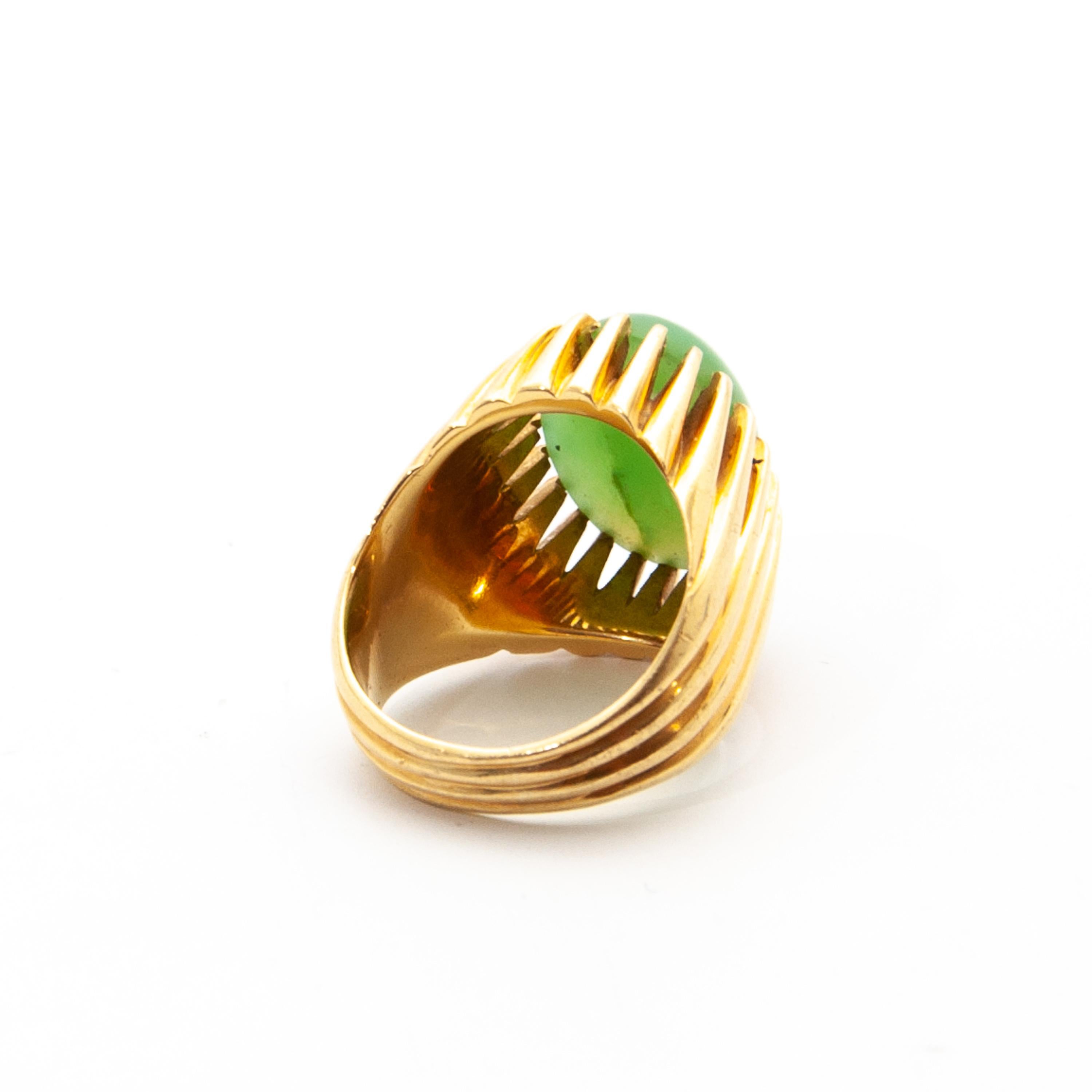 Vintage Chrysoprase and 18 Karat Yellow Gold Ring In Good Condition For Sale In Rotterdam, NL