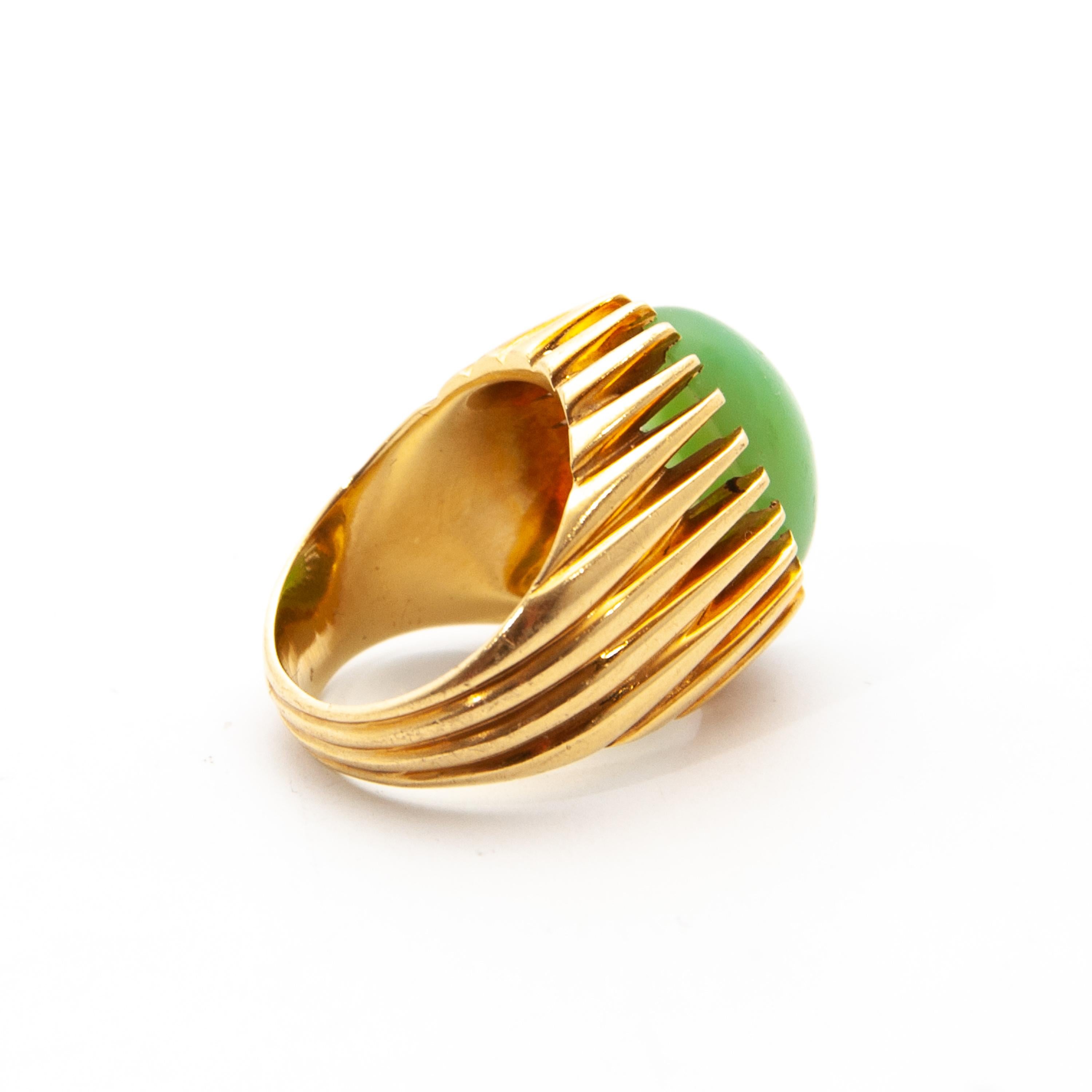 Women's Vintage Chrysoprase and 18 Karat Yellow Gold Ring For Sale