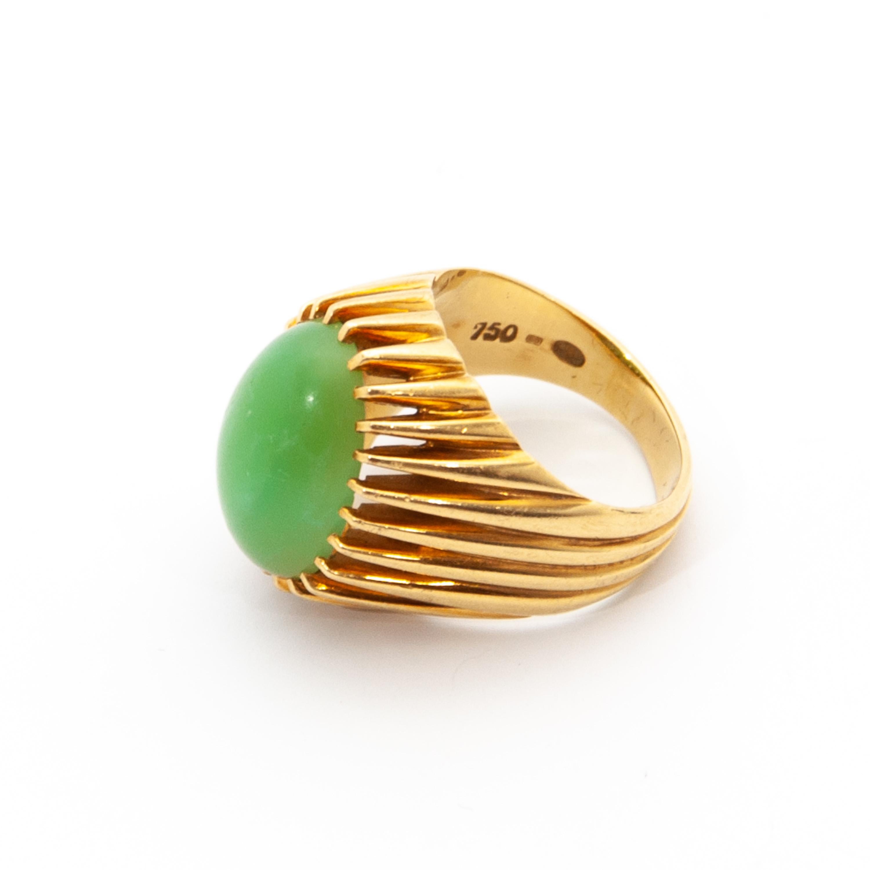 Vintage Chrysoprase and 18 Karat Yellow Gold Ring For Sale 2