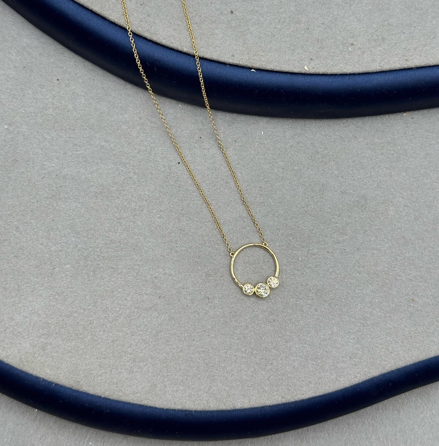 18 Karat Gelbgold Kreis-Charm mit dreifachem Diamant-Halskette (Brillantschliff) im Angebot