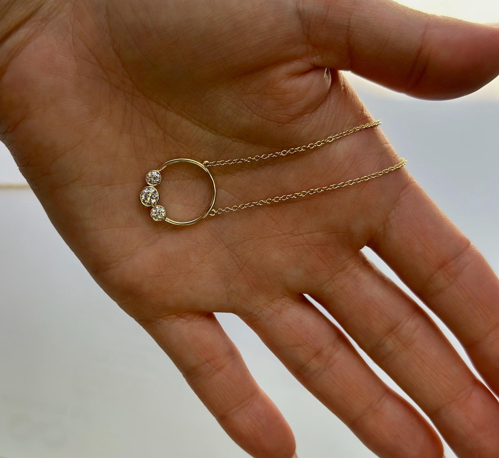 18 Karat Gelbgold Kreis-Charm mit dreifachem Diamant-Halskette im Zustand „Neu“ im Angebot in Los Angeles, CA