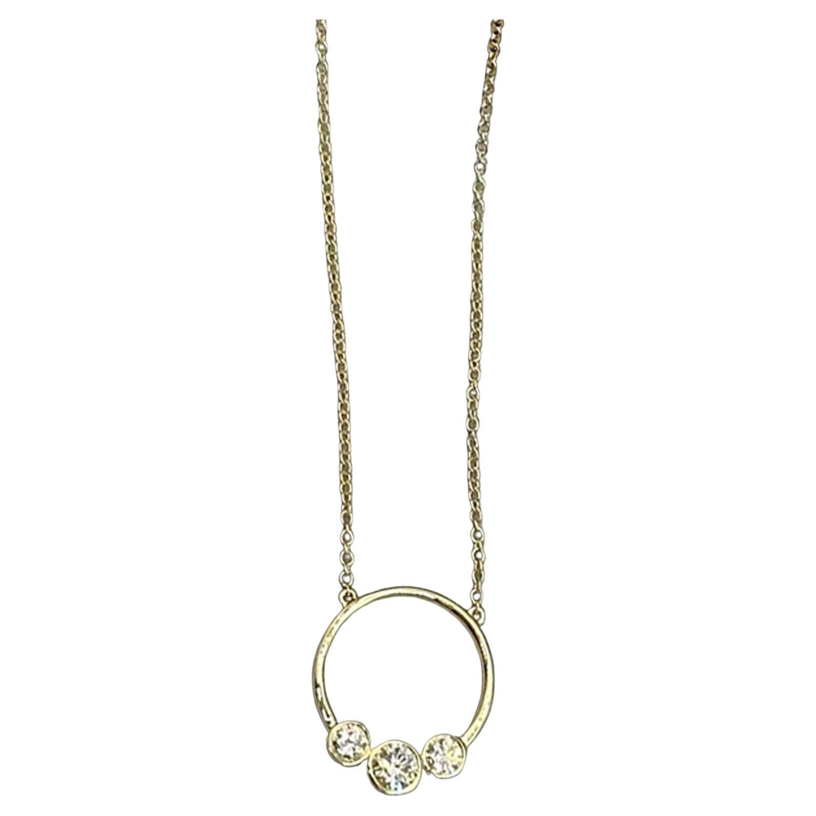 18 Karat Gelbgold Kreis-Charm mit dreifachem Diamant-Halskette im Angebot