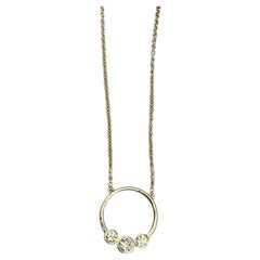 Collier à breloque circulaire en or jaune 18 carats avec trois diamants