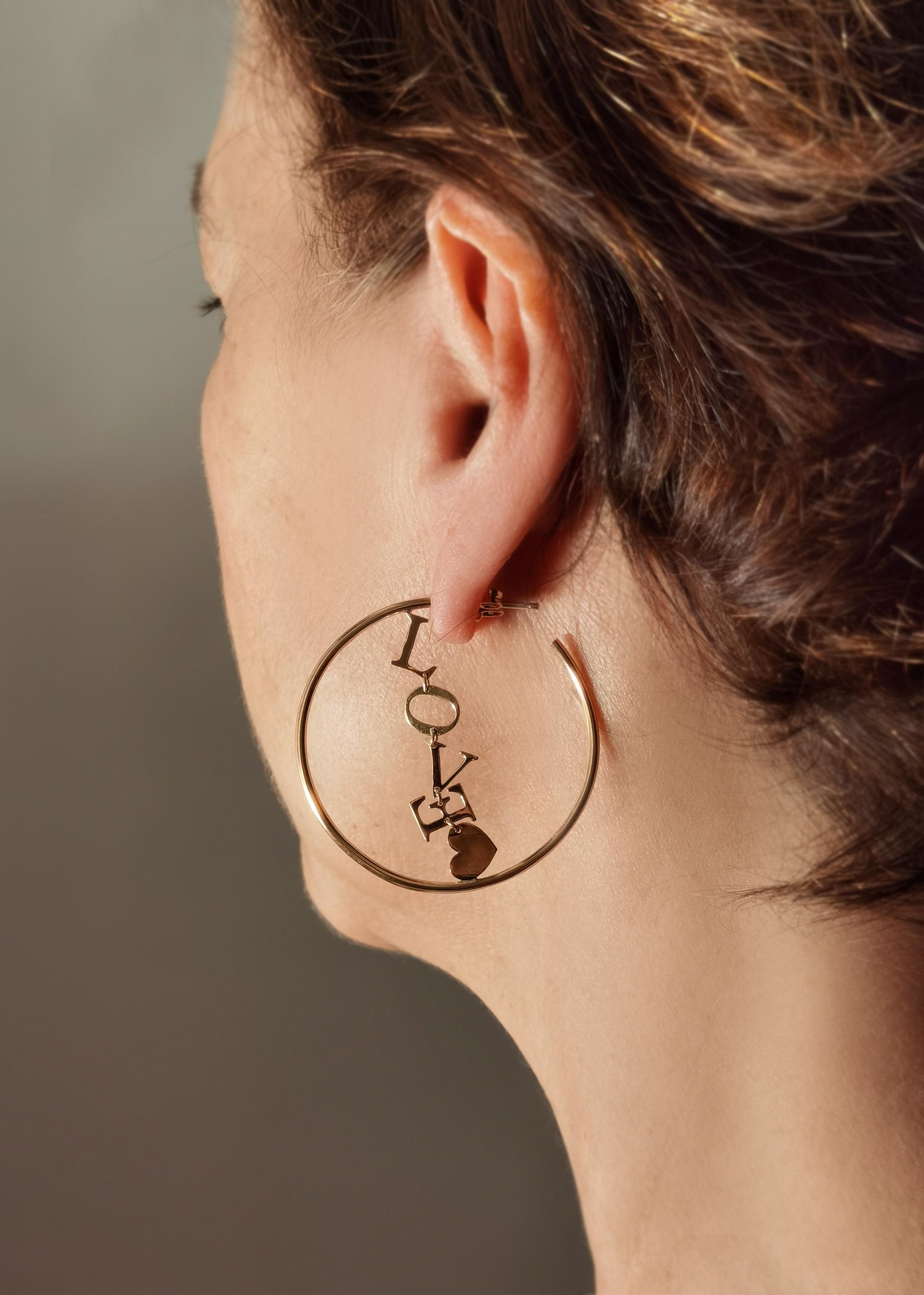18 Karat Gelbgold Creolen „Peace And Love“ Moderne handgefertigte Design-Ohrringe Damen im Angebot