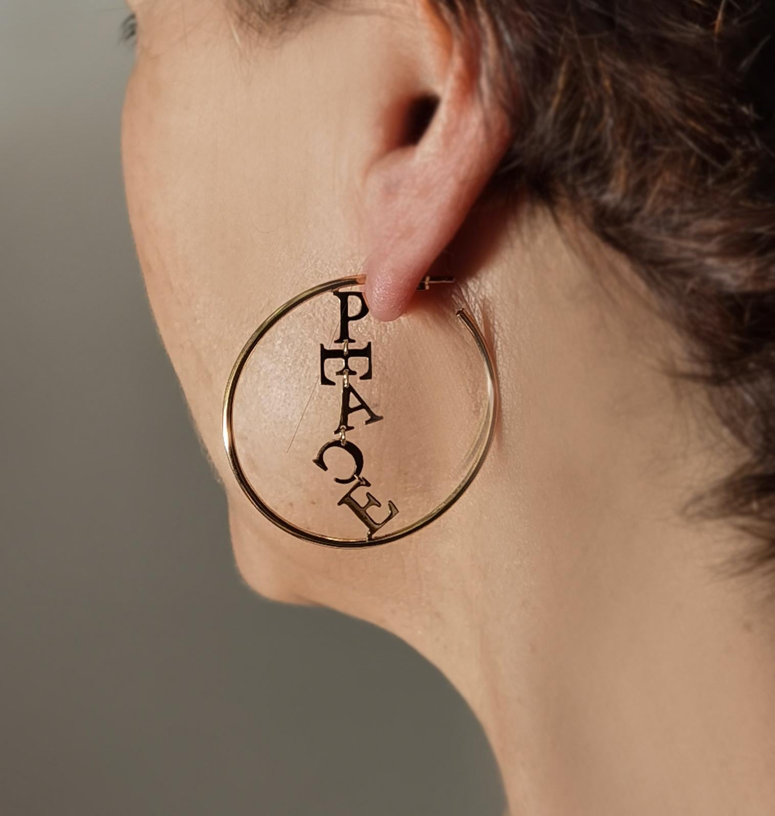 Frieden und Liebe 18K Gelbgold Kreis-Ohrringe mit zeitgenössischem Design für Damen oder Herren im Angebot