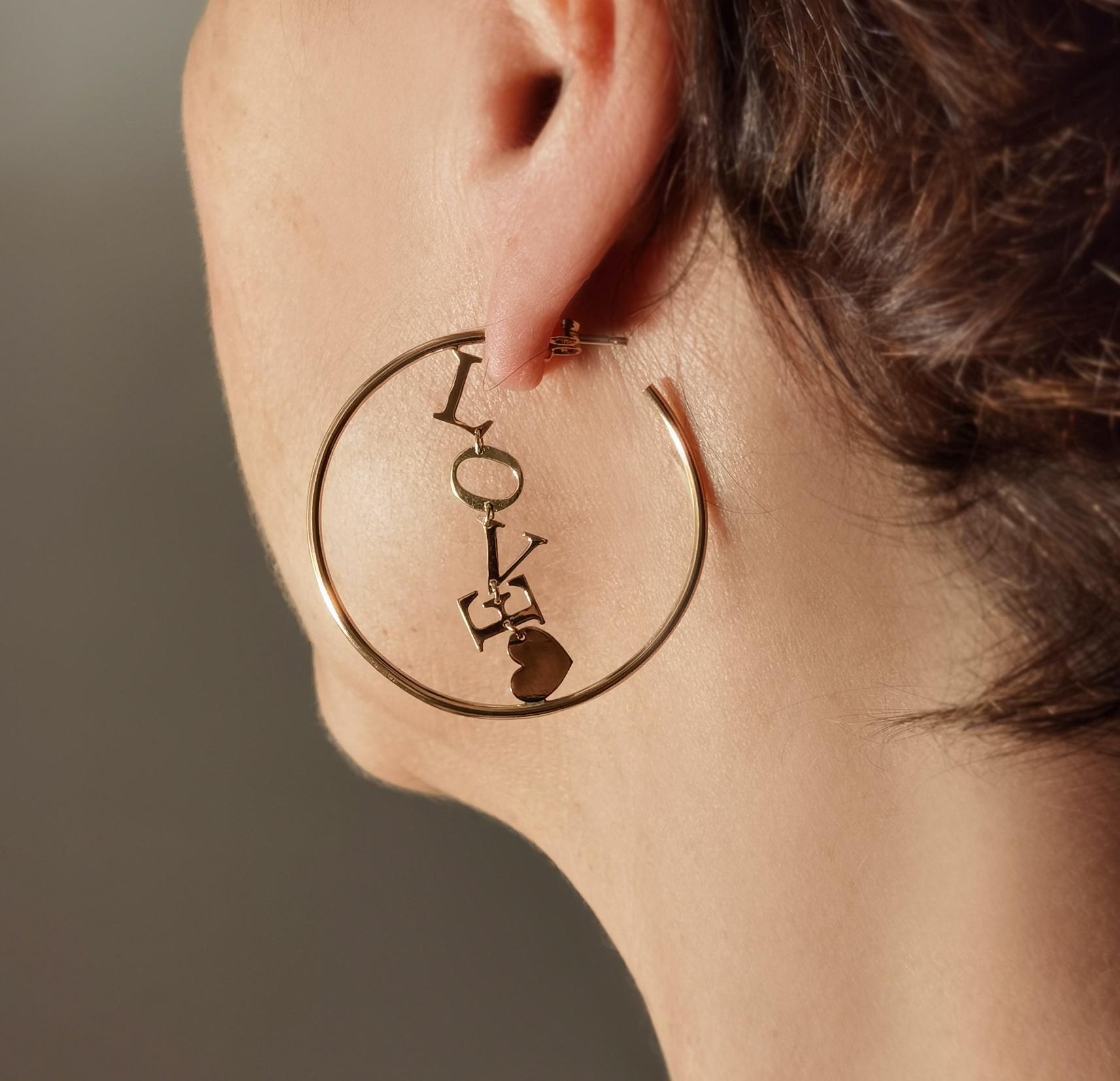 Frieden und Liebe 18K Gelbgold Kreis-Ohrringe mit zeitgenössischem Design im Angebot 4