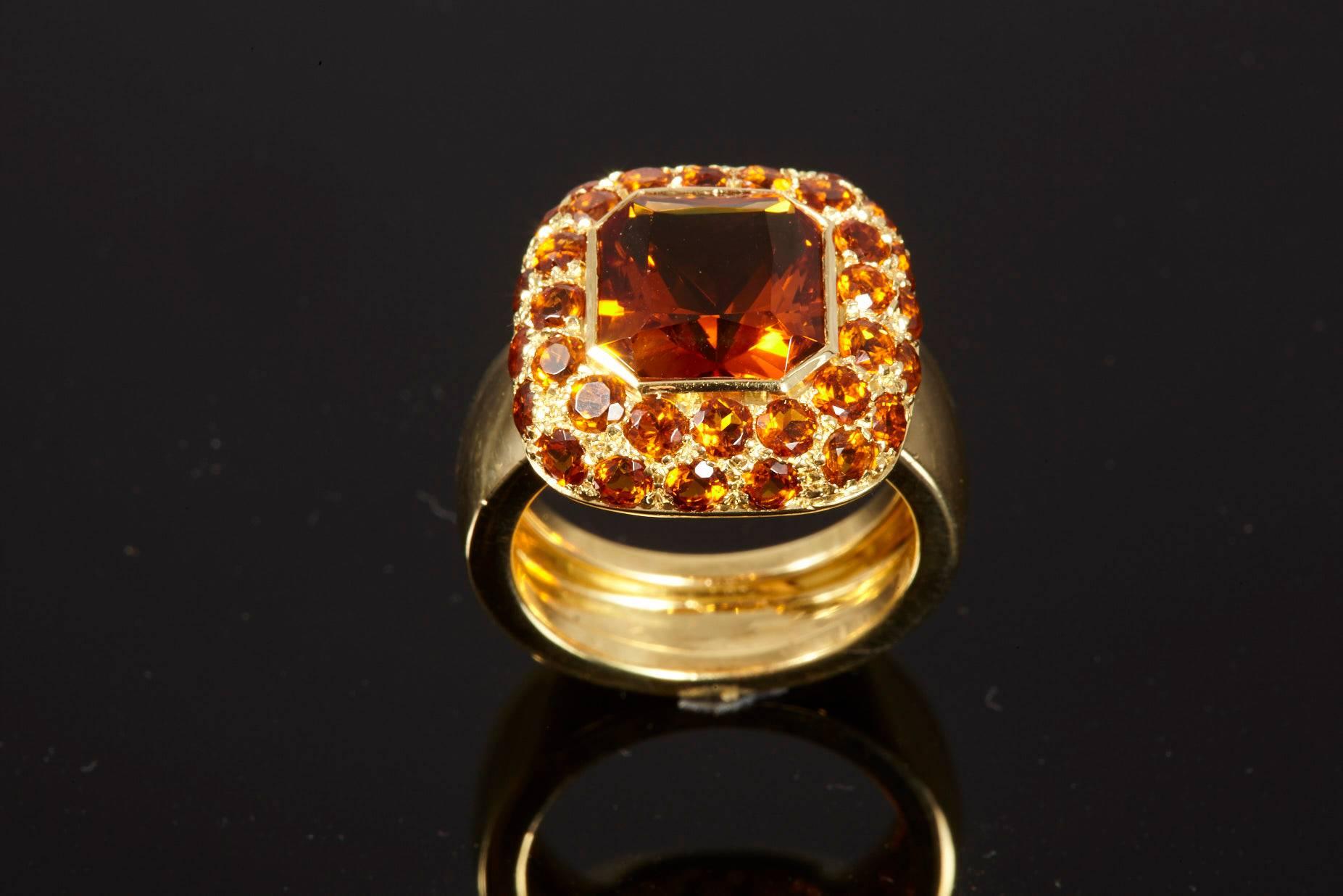 18 Karat Yellow Gold Citrine Cocktail Ring In Excellent Condition For Sale In Westport, CT