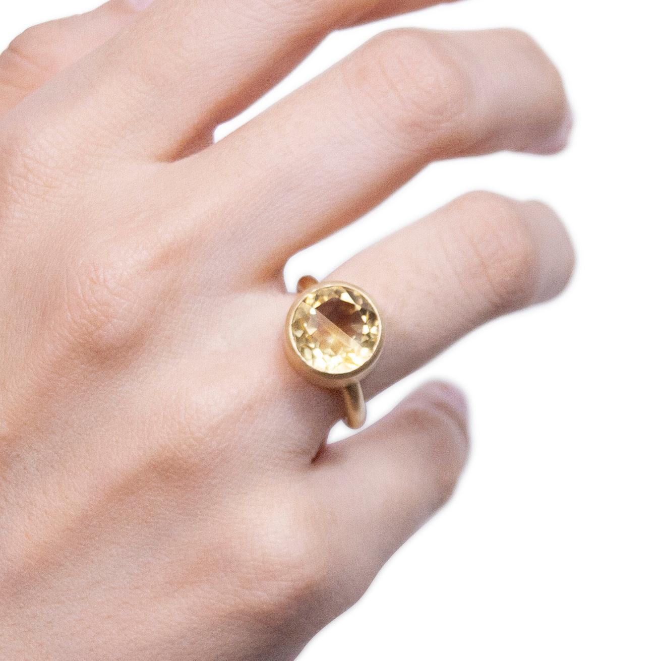 18 Karat Yellow Gold Citrine Lemon Quartz Two Stone Modern Cocktail Ring In New Condition For Sale In Shibuya, Tokyo, JP