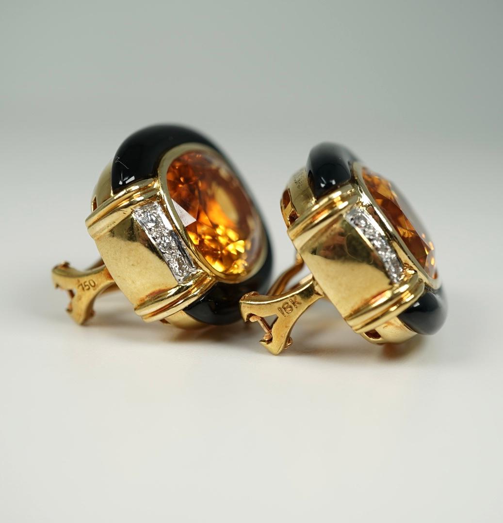 diese Statement-Ohrringe aus 18 Karat Gelbgold sind wunderschön!  Jedes Stück trägt einen wunderschönen Citrin:: der von schwarzem Onyx und Diamanten umgeben ist und mit einer durchbrochenen Klammer für zusätzliche Sicherheit gesichert ist.