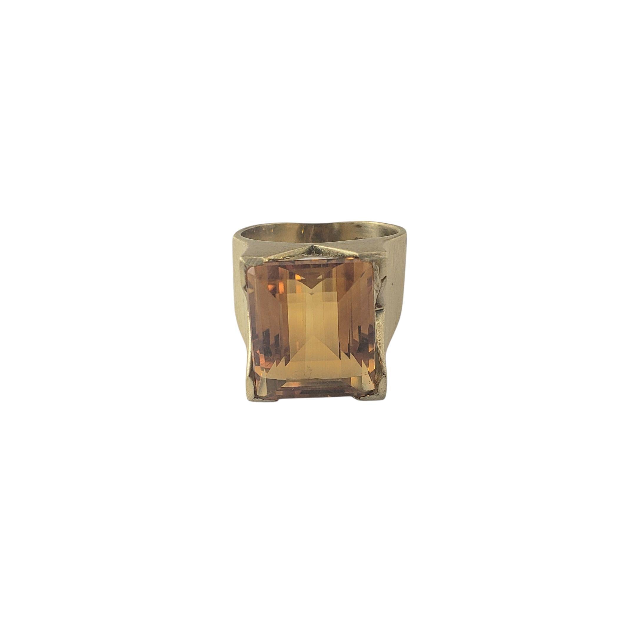 Bague en or jaune 18 carats avec citrine Taille 5-

Cette bague présente une superbe citrine de taille émeraude (14 mm x 11 mm) sertie dans une élégante monture en or jaune 18 carats. Le choix idéal pour celles qui aiment les bijoux audacieux mais