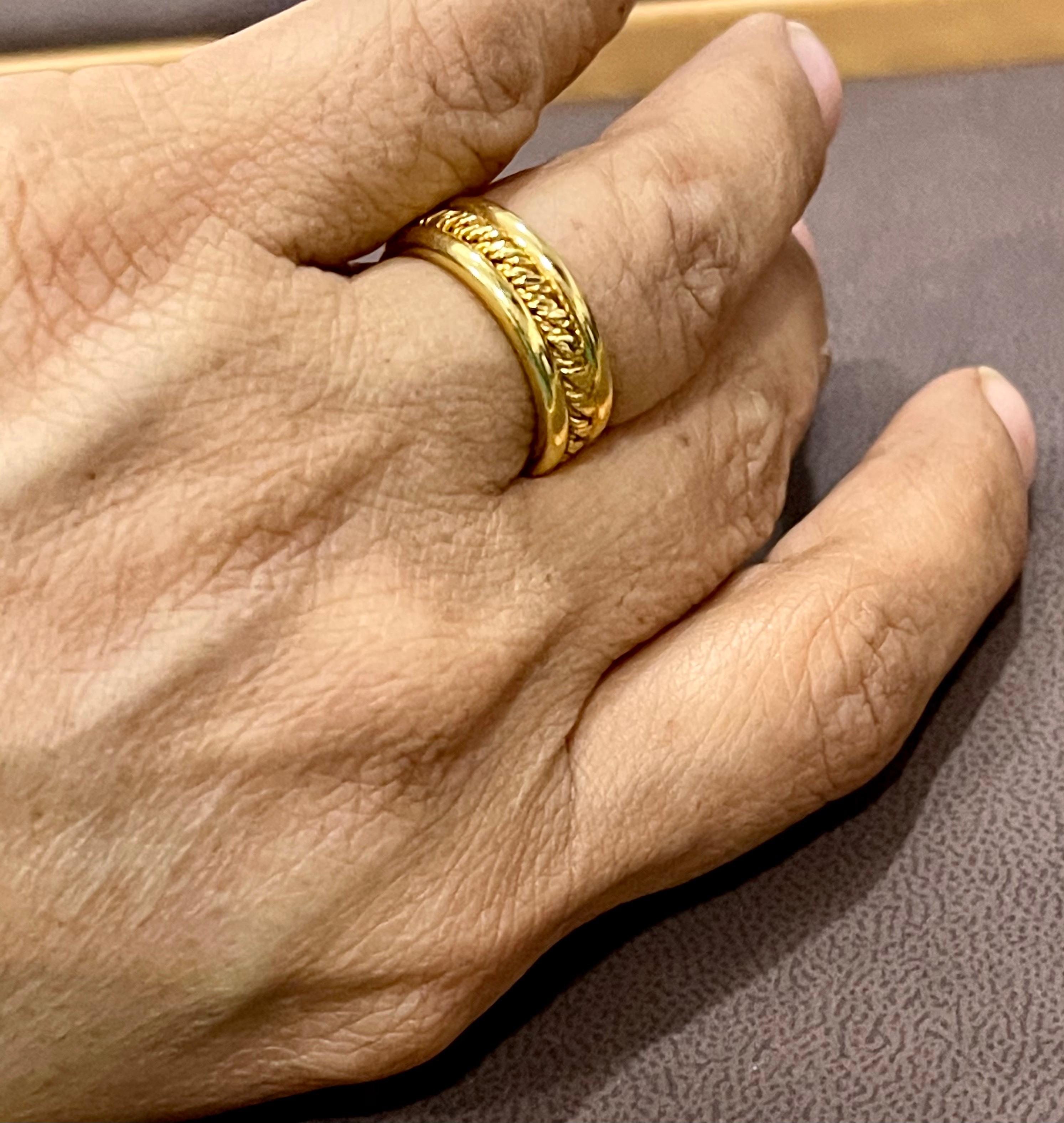 Anneau de mariage large classique en or jaune 18 carats en vente 7