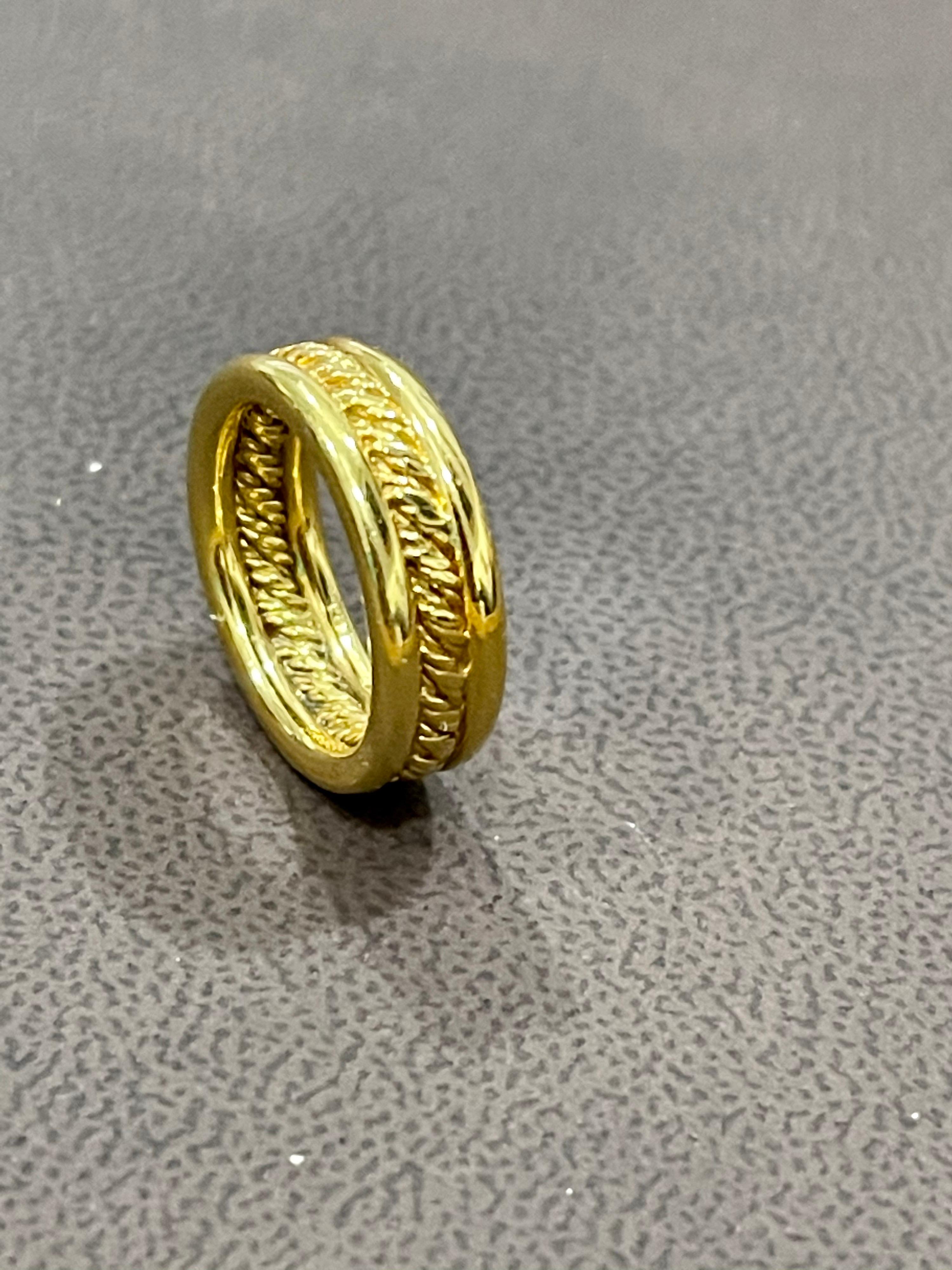 18 Karat Yellow Gold Classic Wide Wedding Band Ring In Excellent Condition For Sale In New York, NY