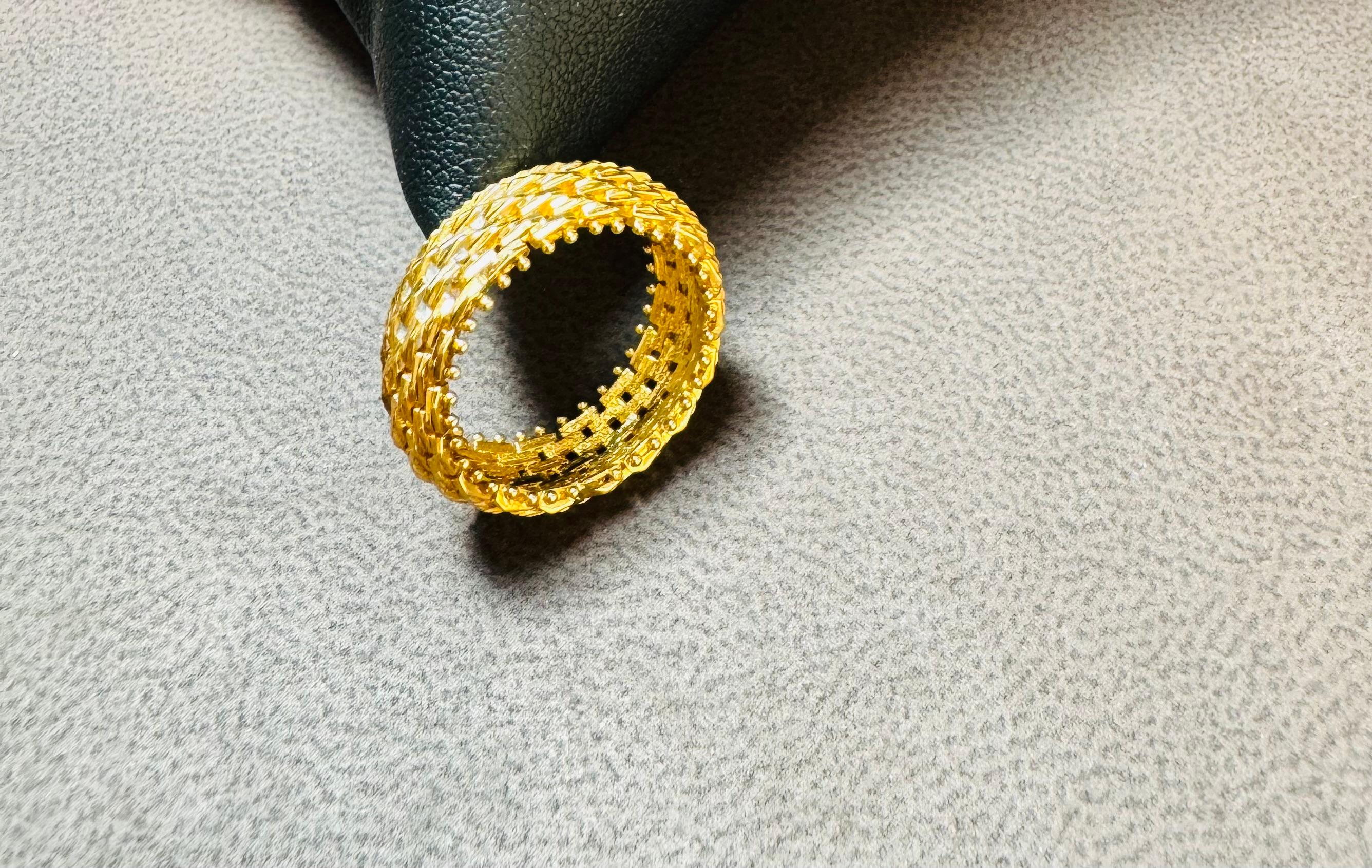 18 Karat Yellow Gold Classic Wide Wedding Band With Design Ring, Unisex Size 5.5 In Excellent Condition For Sale In New York, NY