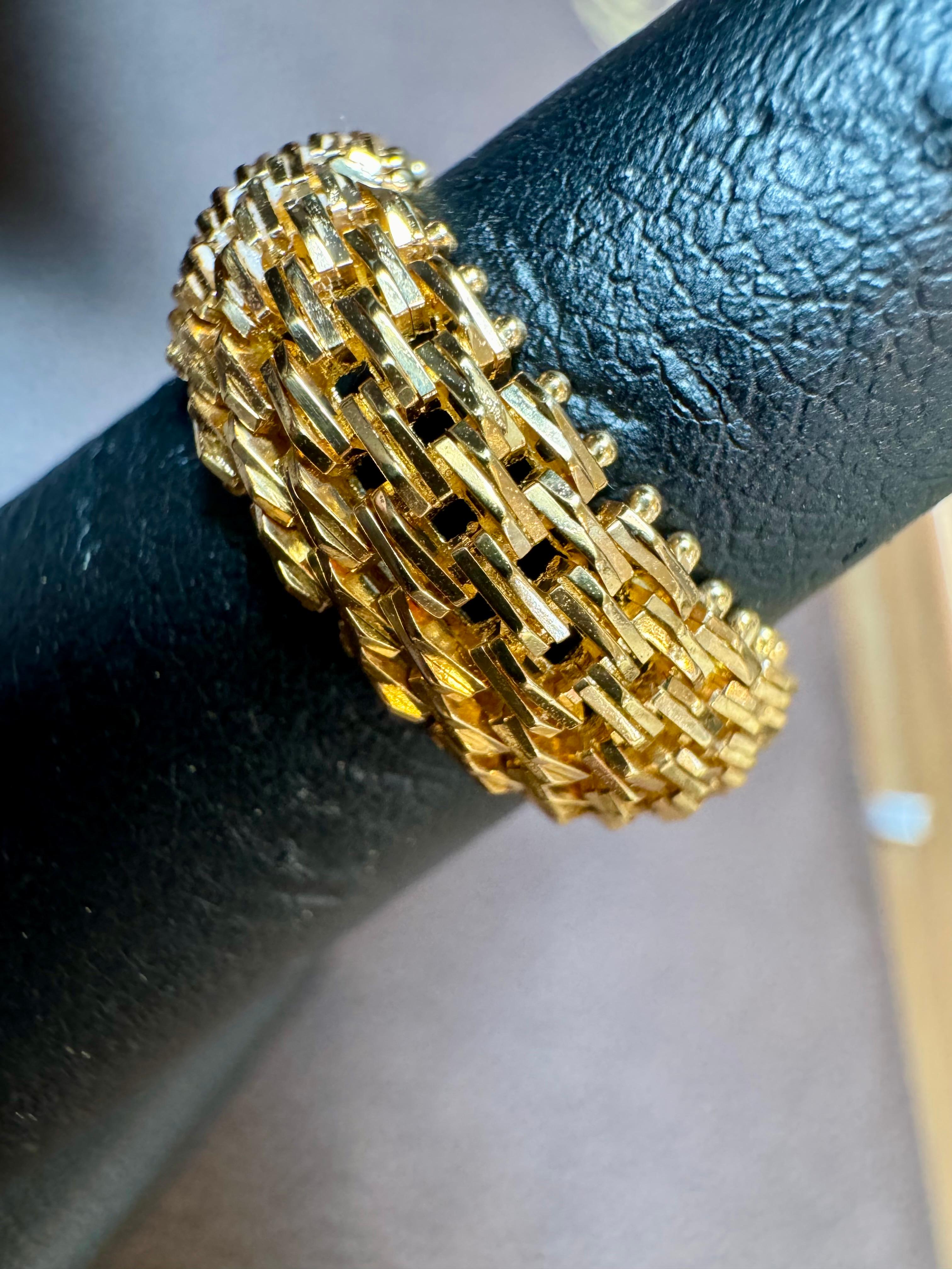 18 Karat Yellow Gold Classic Wide Wedding Band With Design Ring, Unisex Size 5.5 For Sale 3
